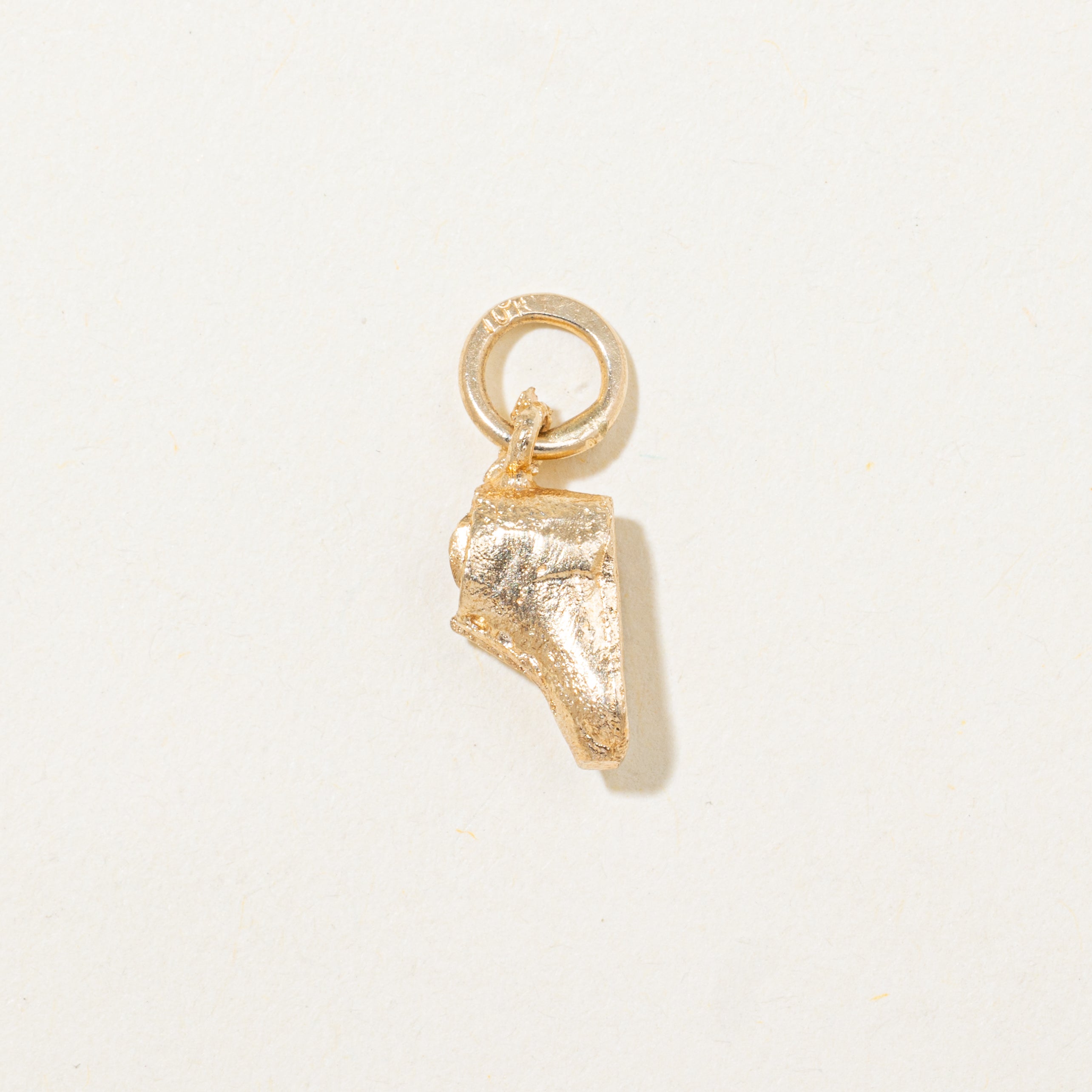 Breloque en forme de chaussure de bébé en or jaune 10 carats