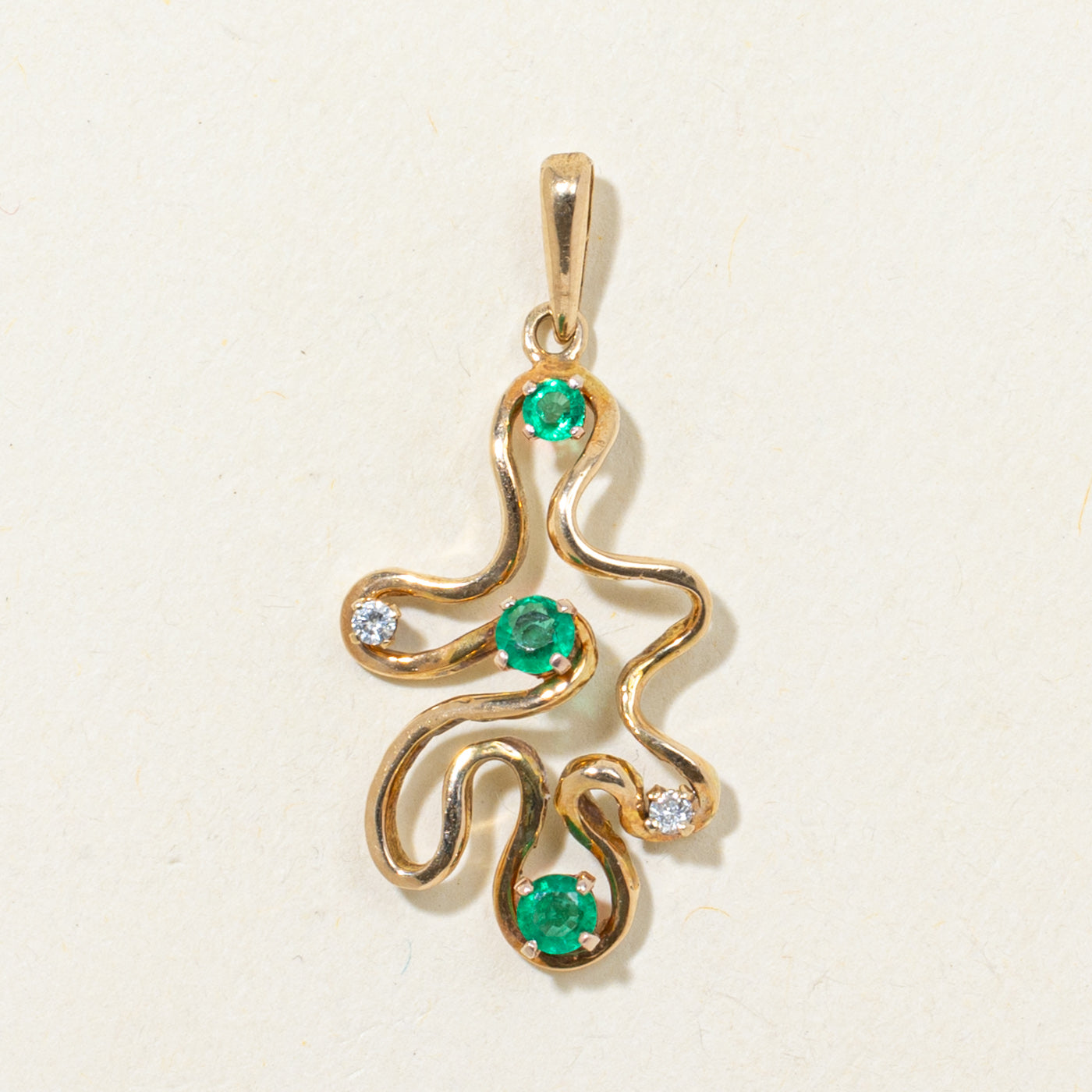 Pendentif abstrait en or 18 carats, orné d'émeraudes et de diamants (0,20 ct au total, 0,04 ct au total).