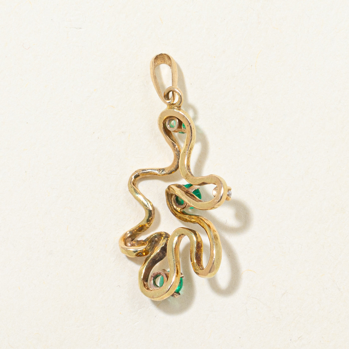 Pendentif abstrait en or 18 carats, orné d'émeraudes et de diamants (0,20 ct au total, 0,04 ct au total).