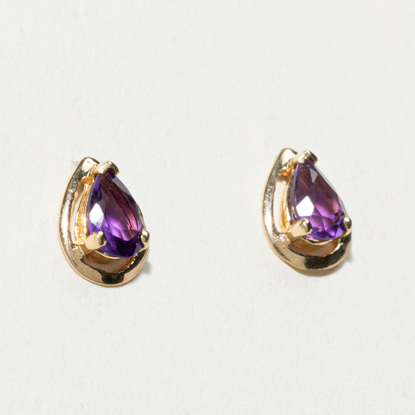 Boucles d'oreilles puces en or 10 carats et améthyste taille perle