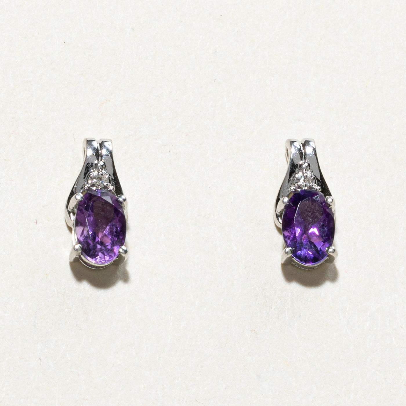 Boucles d'oreilles puces en or 10 carats, améthyste et diamants