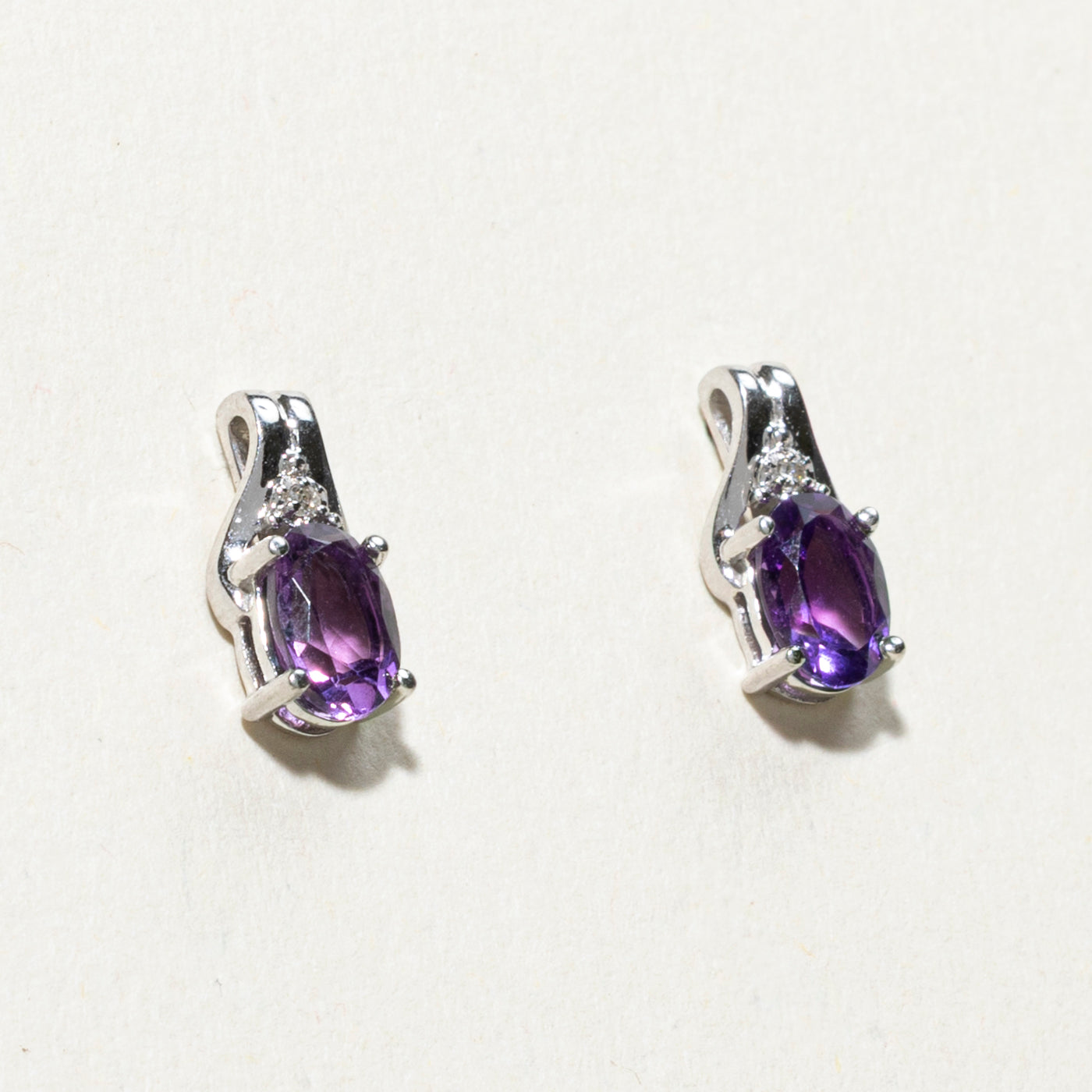 Boucles d'oreilles puces en or 10 carats, améthyste et diamants