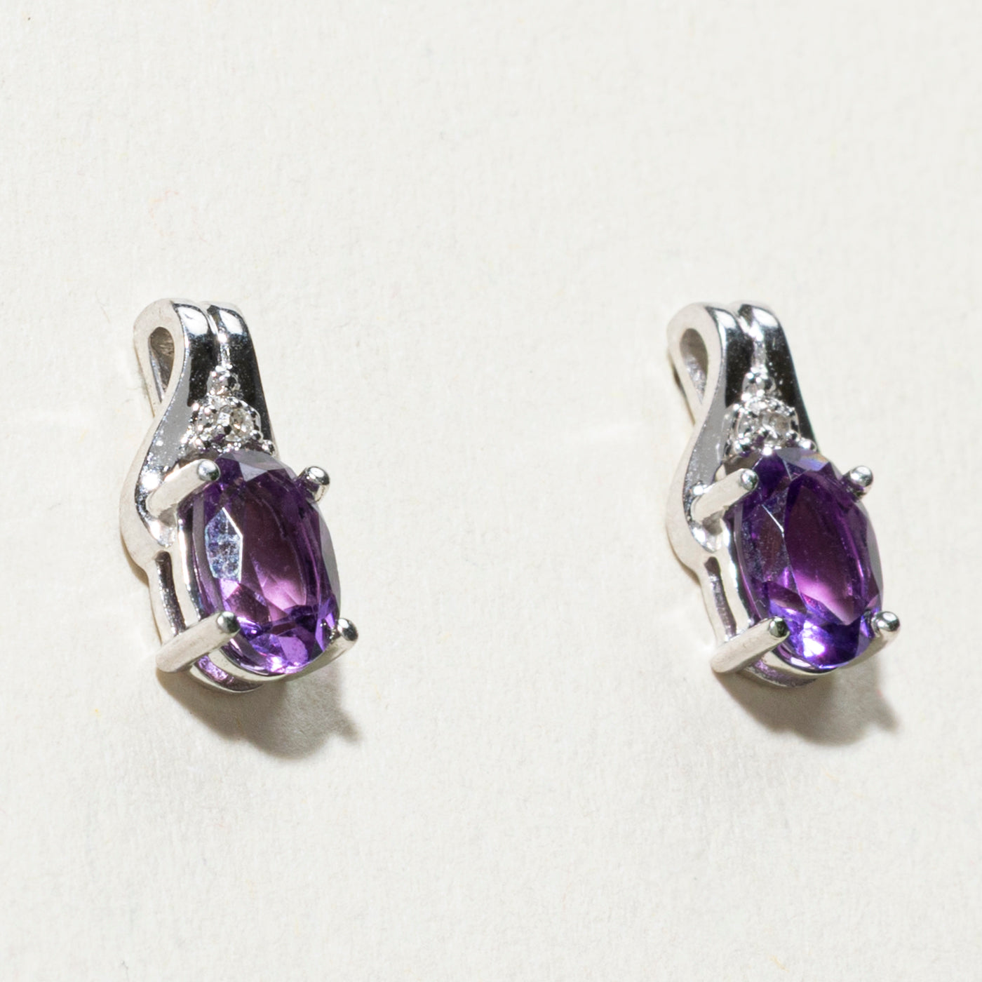 Boucles d'oreilles puces en or 10 carats, améthyste et diamants