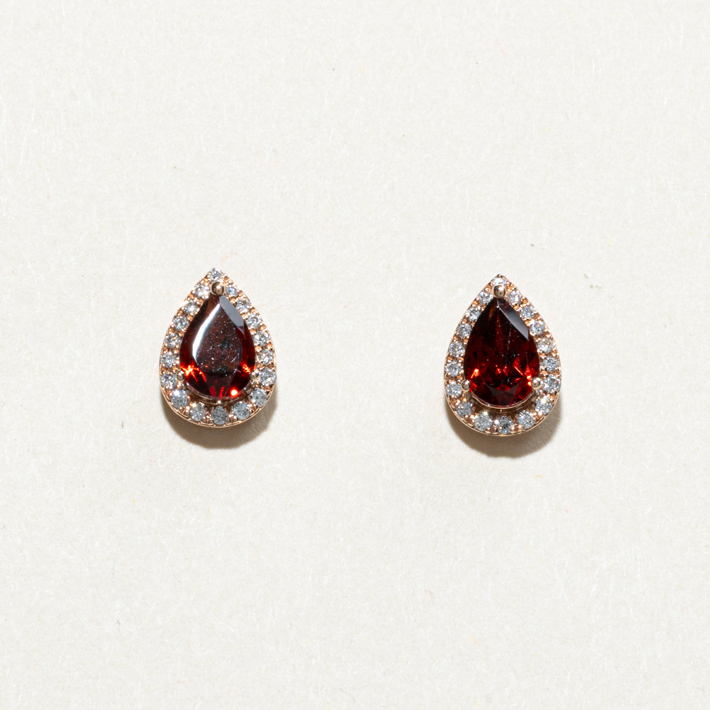 Boucles d'oreilles puces en or 10 carats, serties de grenats taille poire et de diamants (0,90 ct au total, 0,04 ct au total).