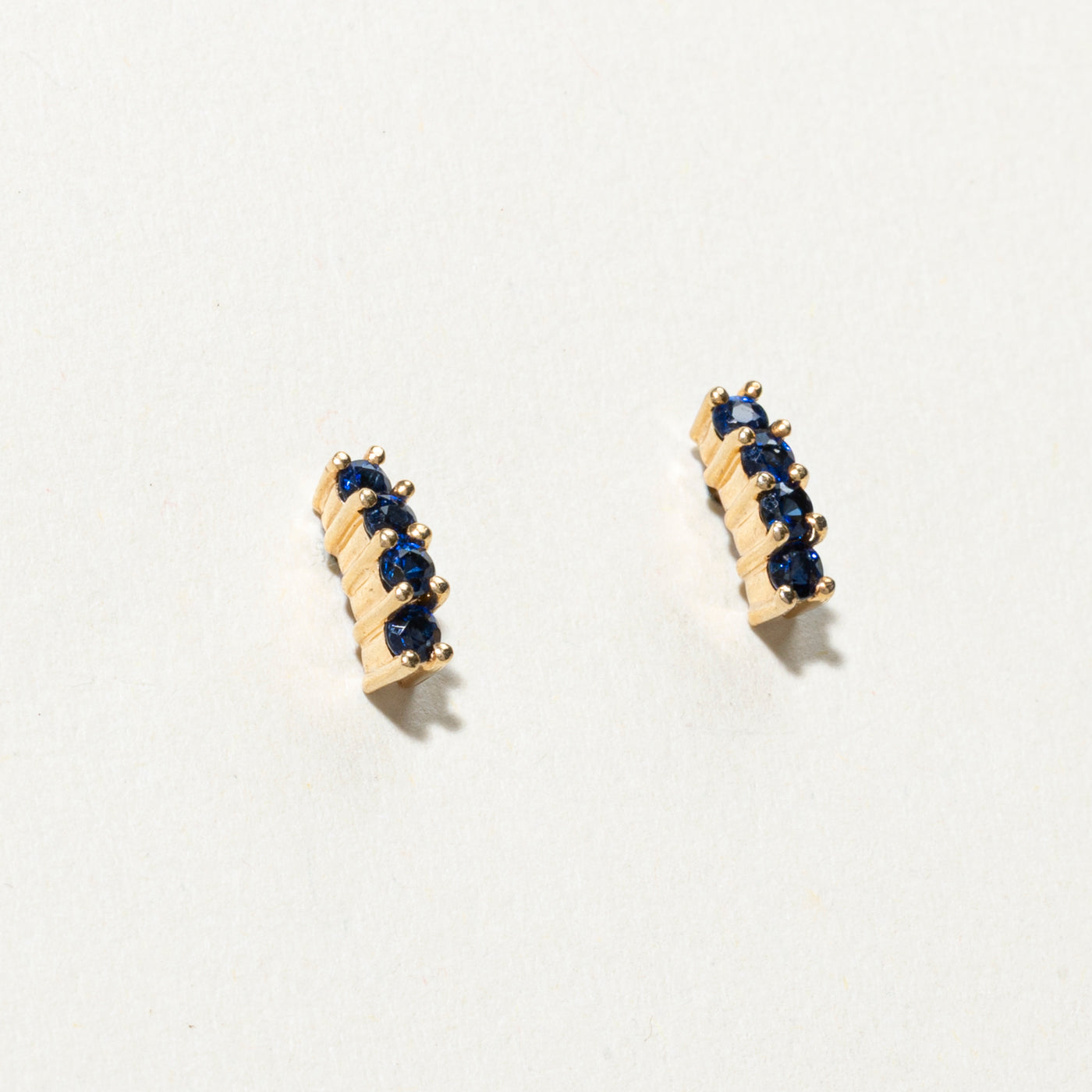 Boucles d'oreilles puces en saphir 14 carats