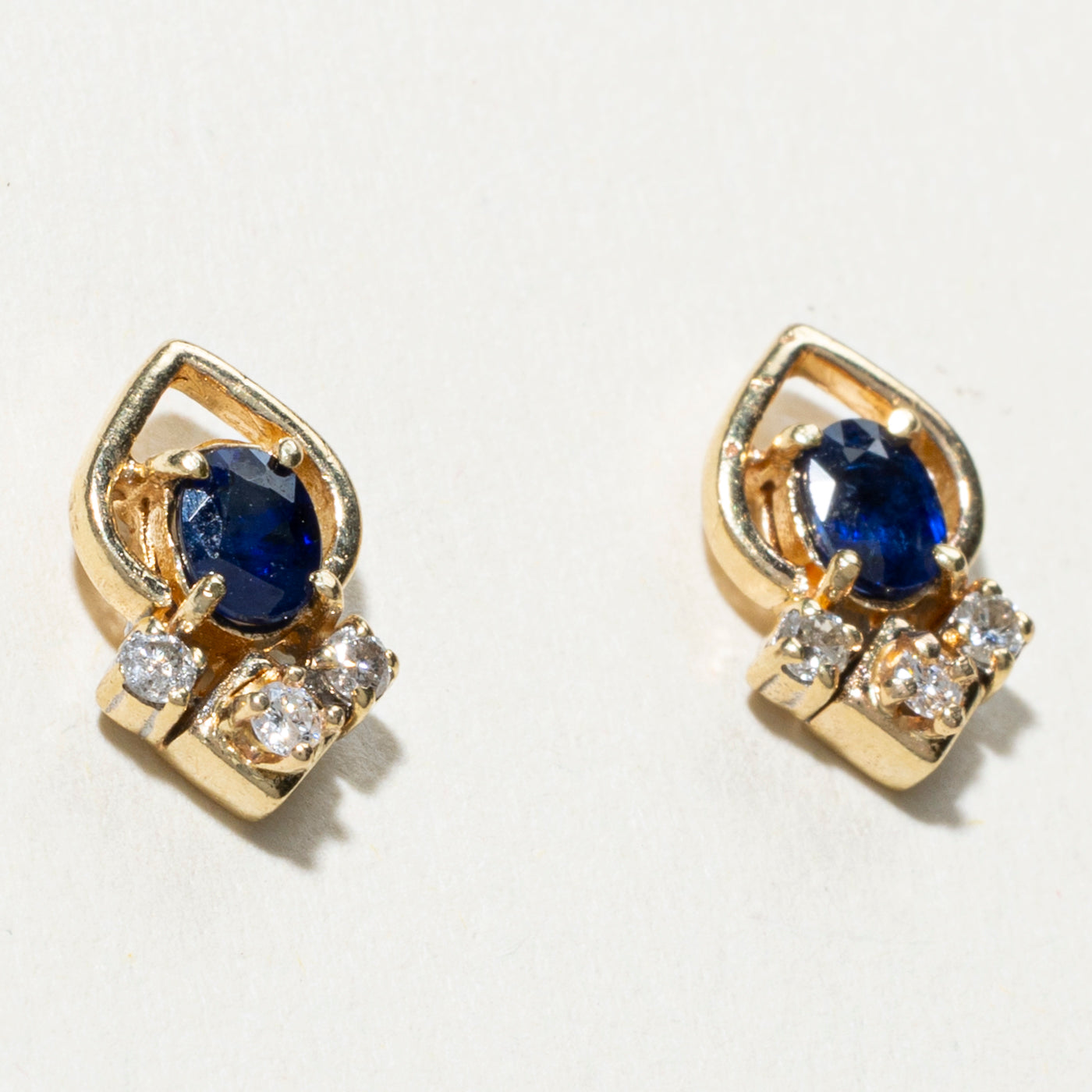 Boucles d'oreilles puces géométriques en or 14 carats, saphirs et diamants | 0,42 ct au total, 0,08 ct au total