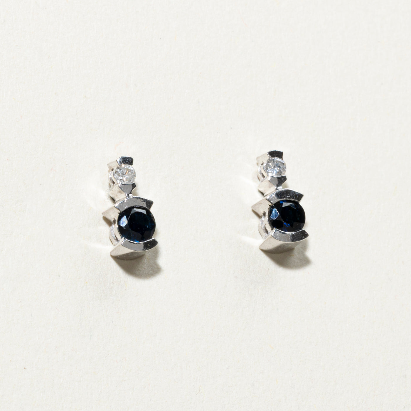 Boucles d'oreilles puces en or 14 carats, saphirs et diamants | 0,40 ct au total, 0,07 ct au total