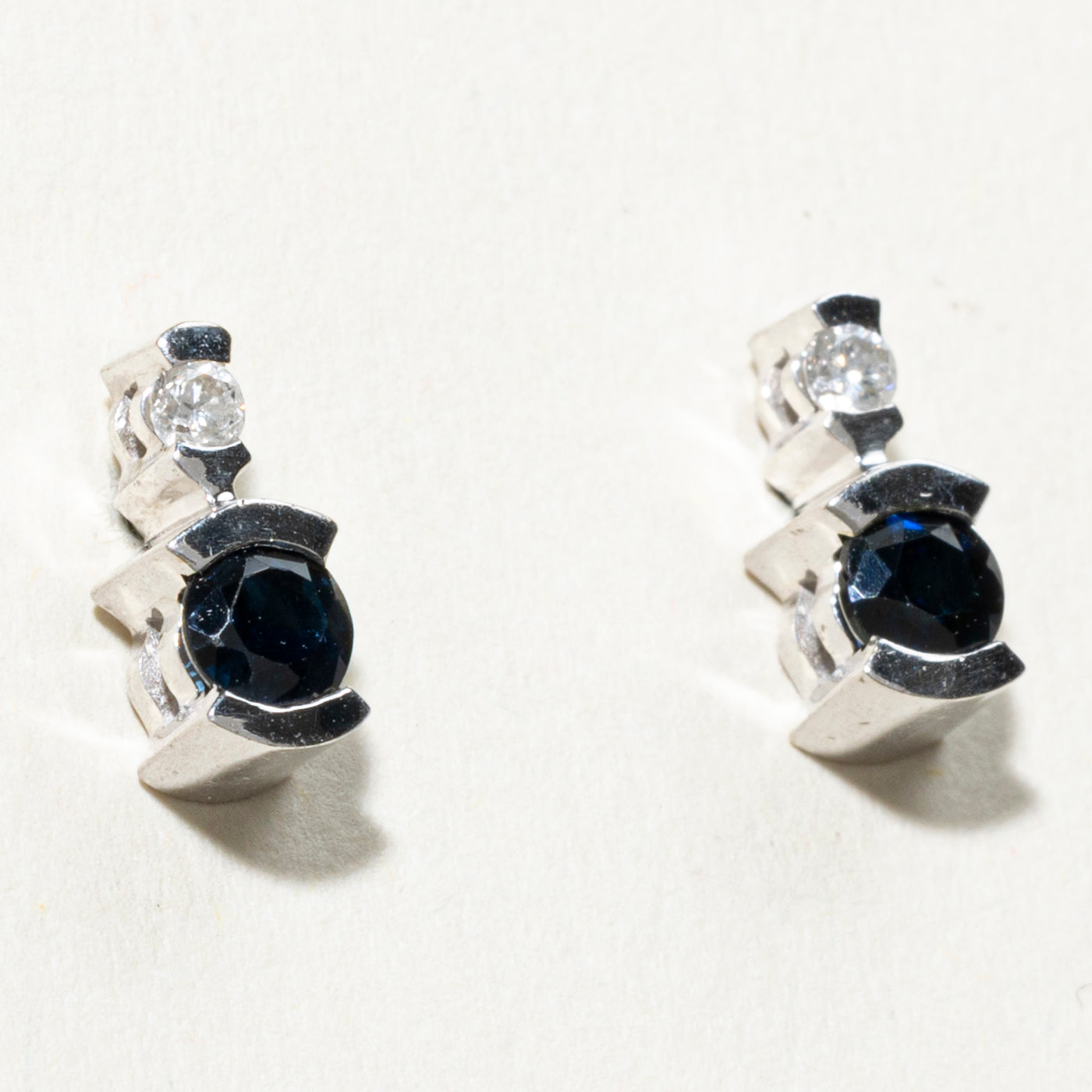 Boucles d'oreilles puces en or 14 carats, saphirs et diamants | 0,40 ct au total, 0,07 ct au total