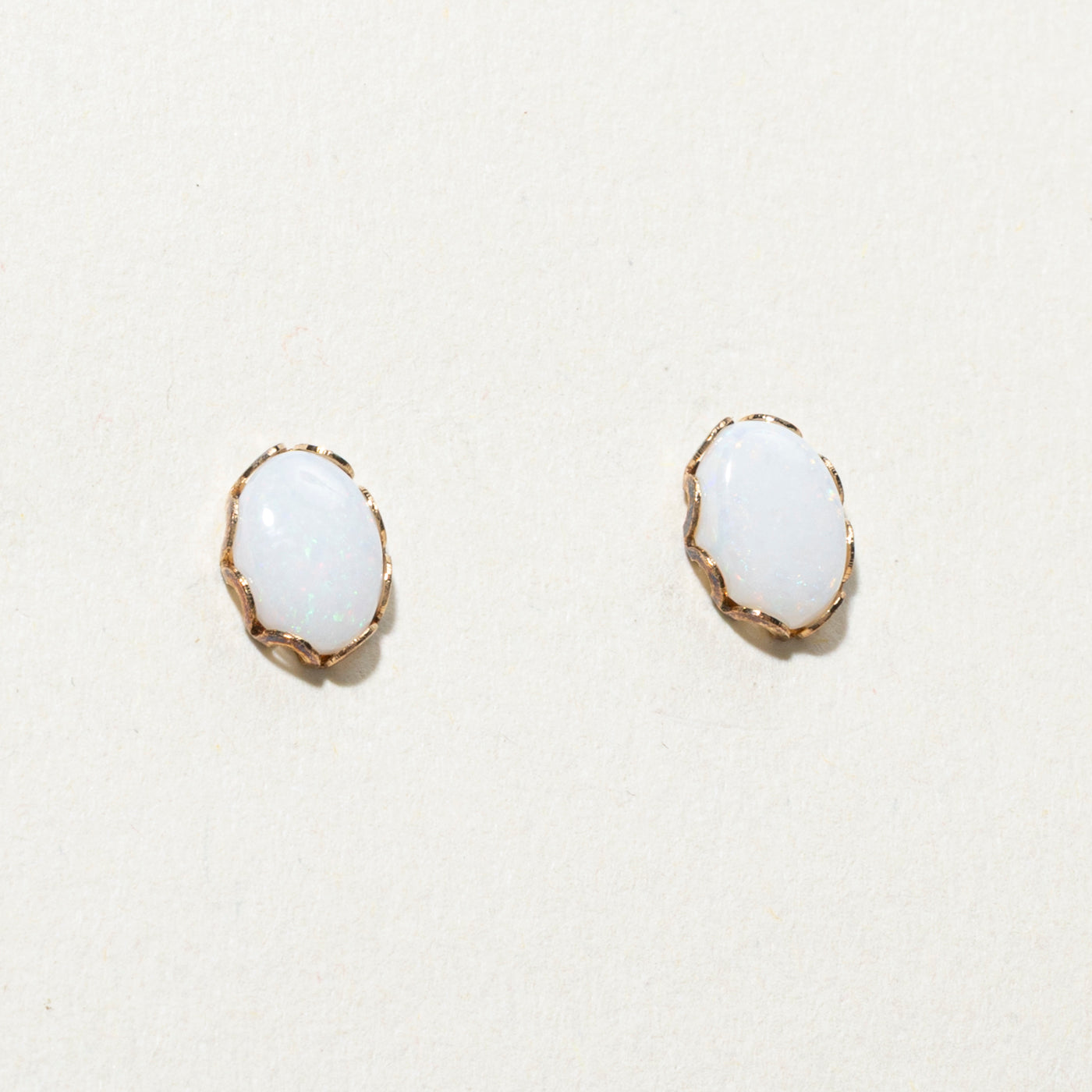 Boucles d'oreilles puces en or 14 carats avec opale cabochon ovale