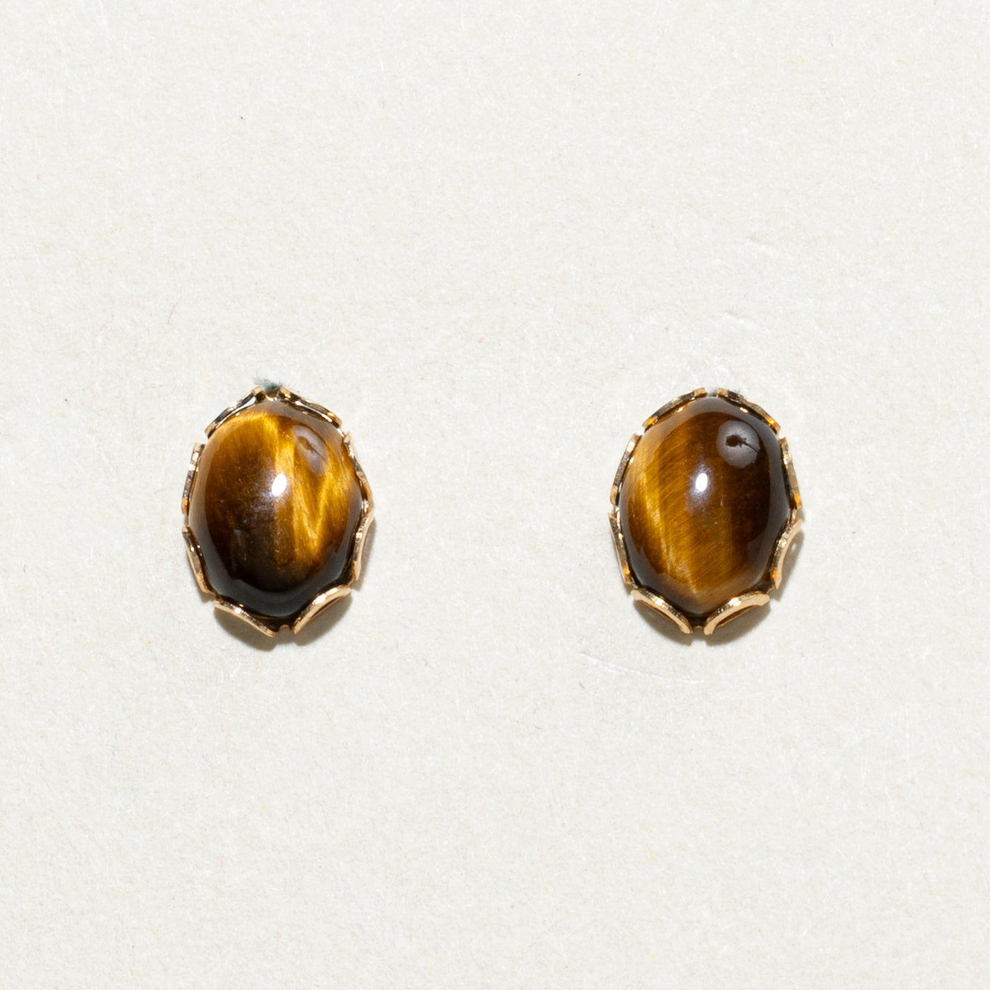 Boucles d'oreilles puces en or 14 carats avec cabochon œil de tigre