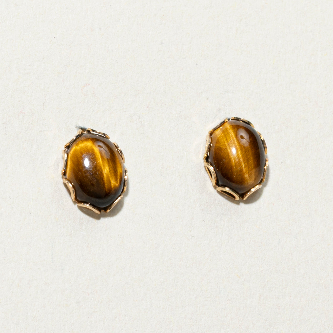 Boucles d'oreilles puces en or 14 carats avec cabochon œil de tigre
