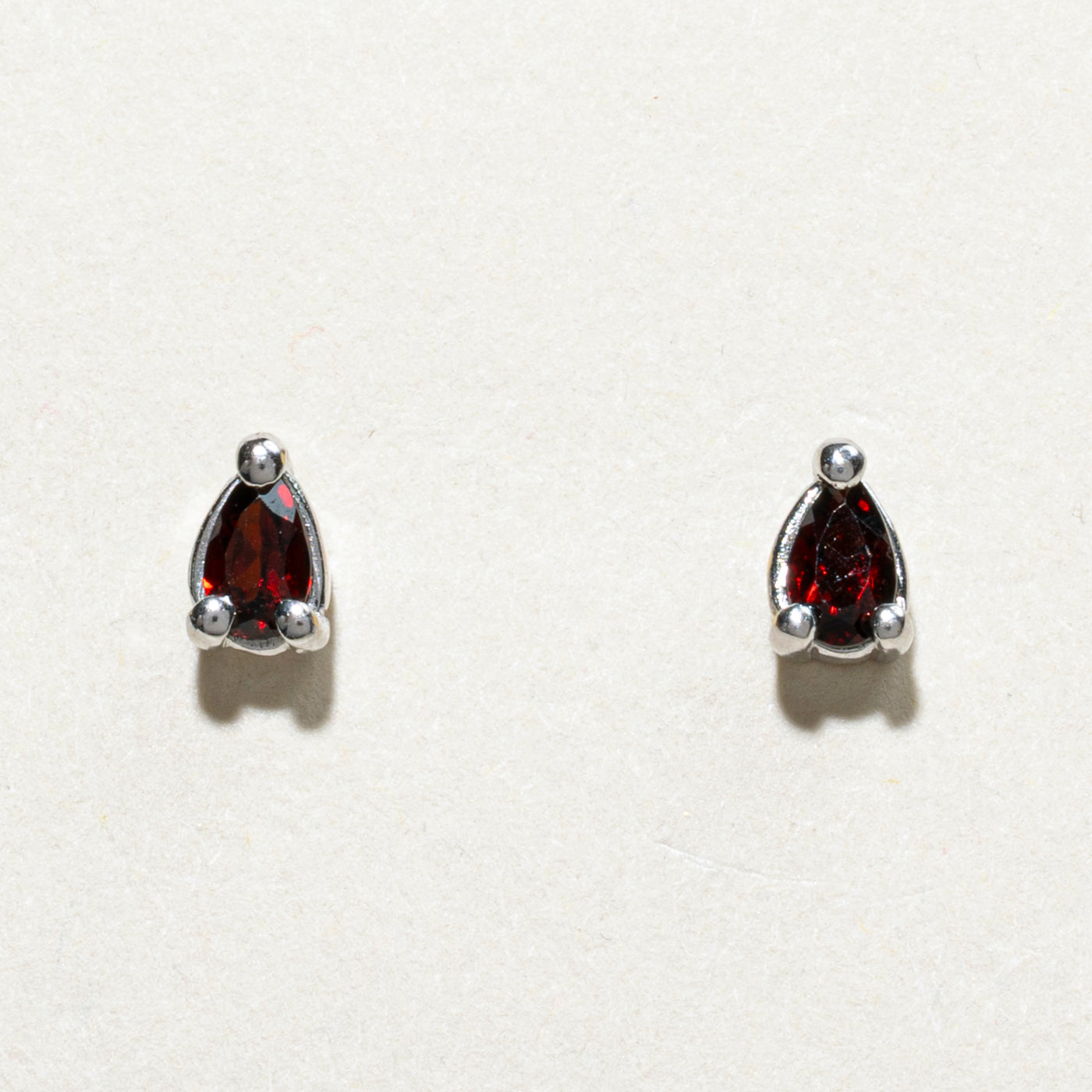 Boucles d'oreilles puces en or 14 carats avec grenat taille poire