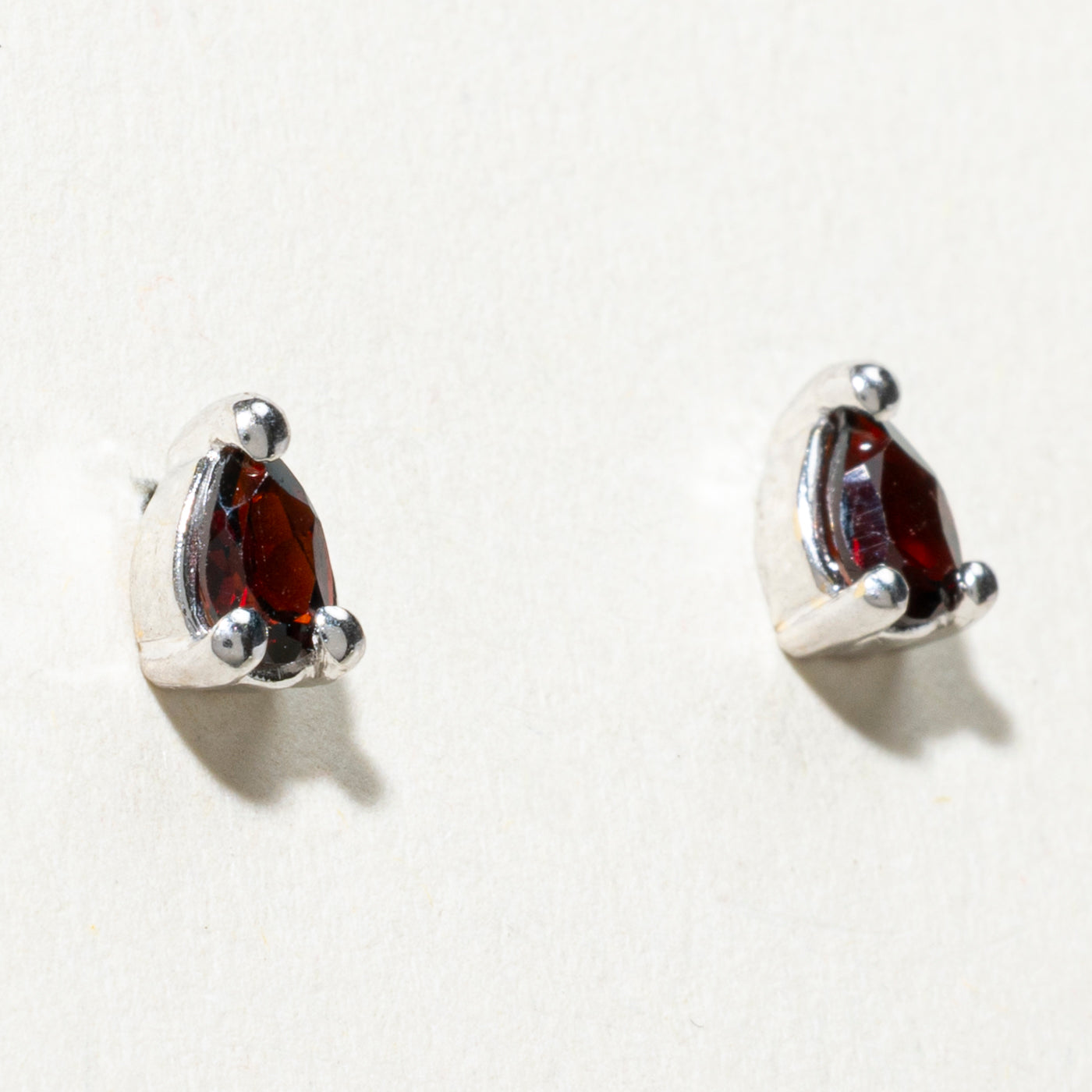 Boucles d'oreilles puces en or 14 carats avec grenat taille poire