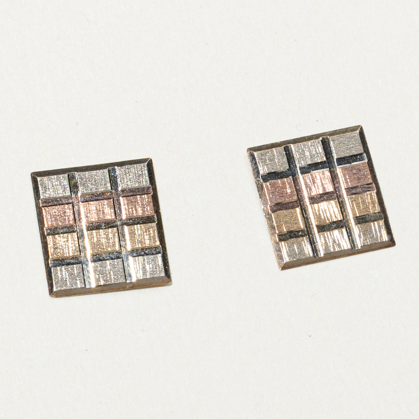 Boucles d'oreilles puces carrées en or 10 carats à trois pans
