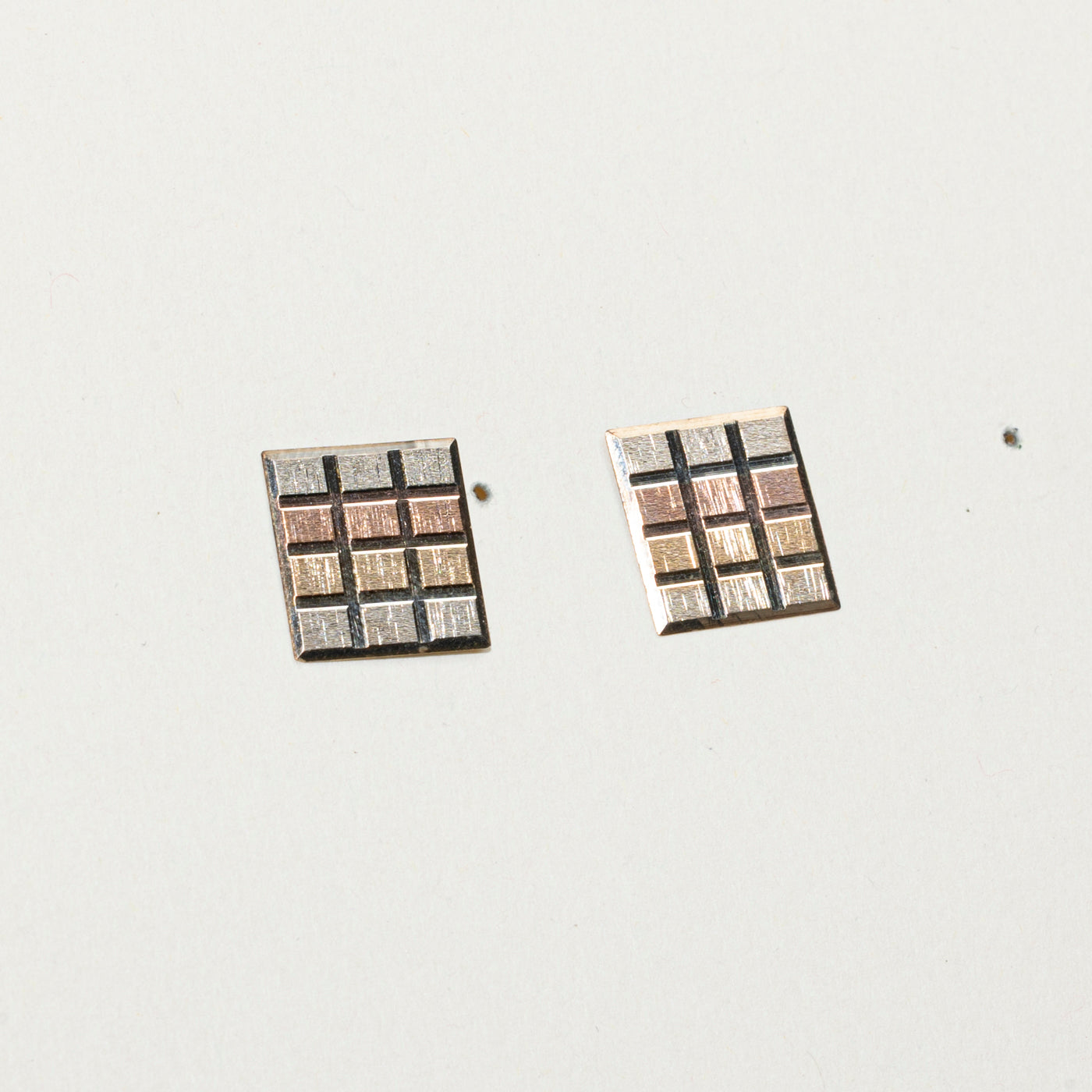 Boucles d'oreilles puces carrées en or 10 carats à trois pans
