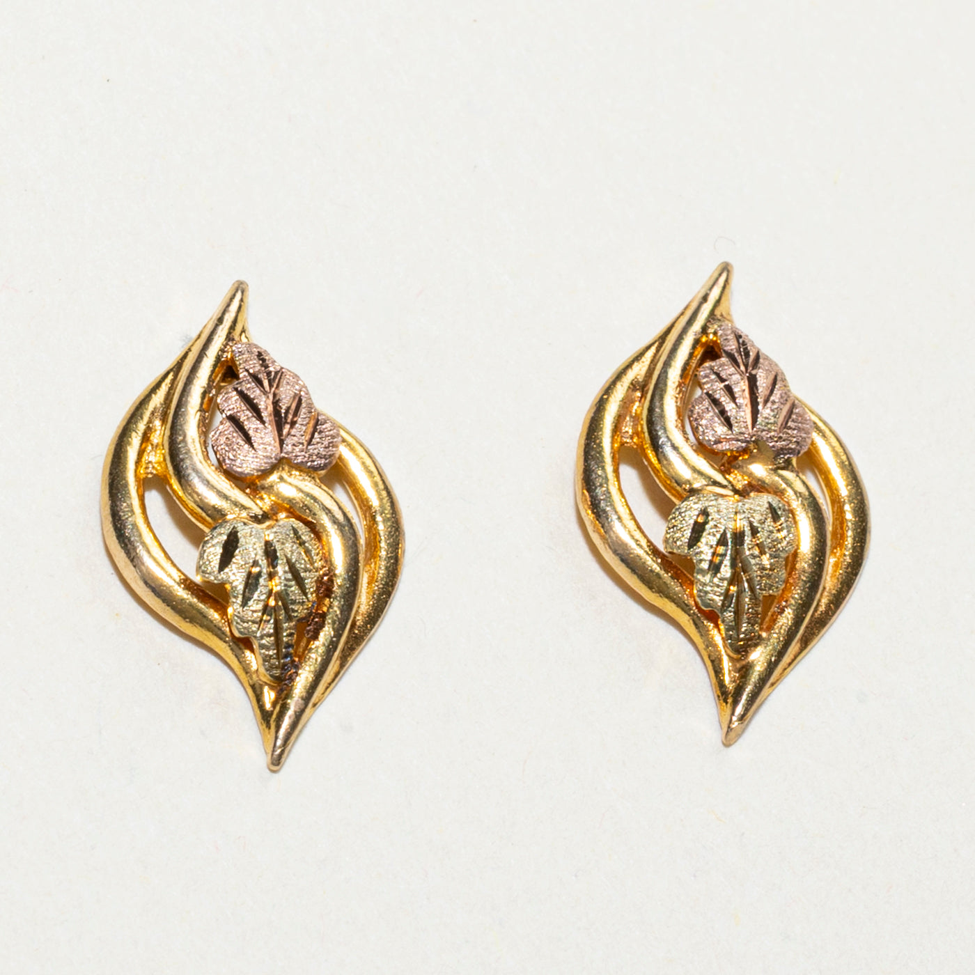 Boucles d'oreilles puces en or bicolore 10 carats texturé en forme de feuille