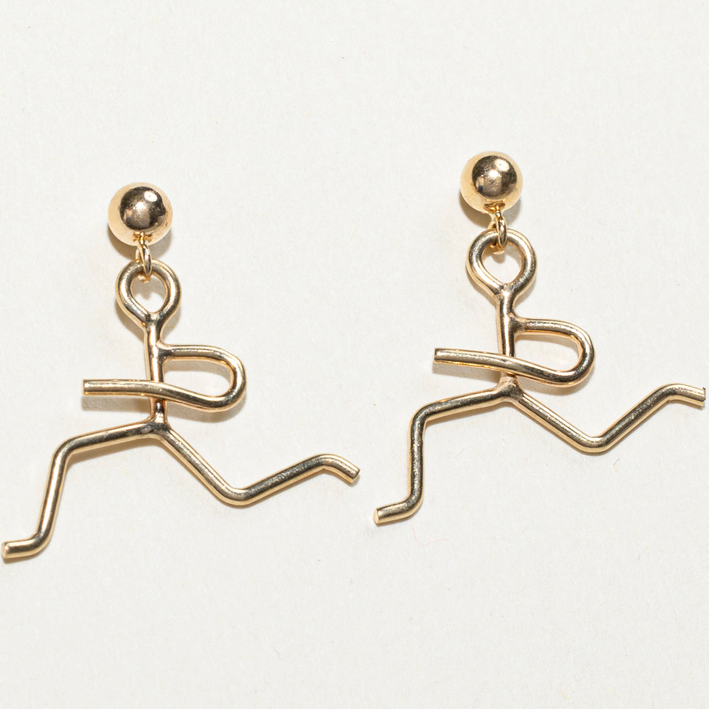 Boucles d'oreilles pendantes représentant une personne courant 10 km