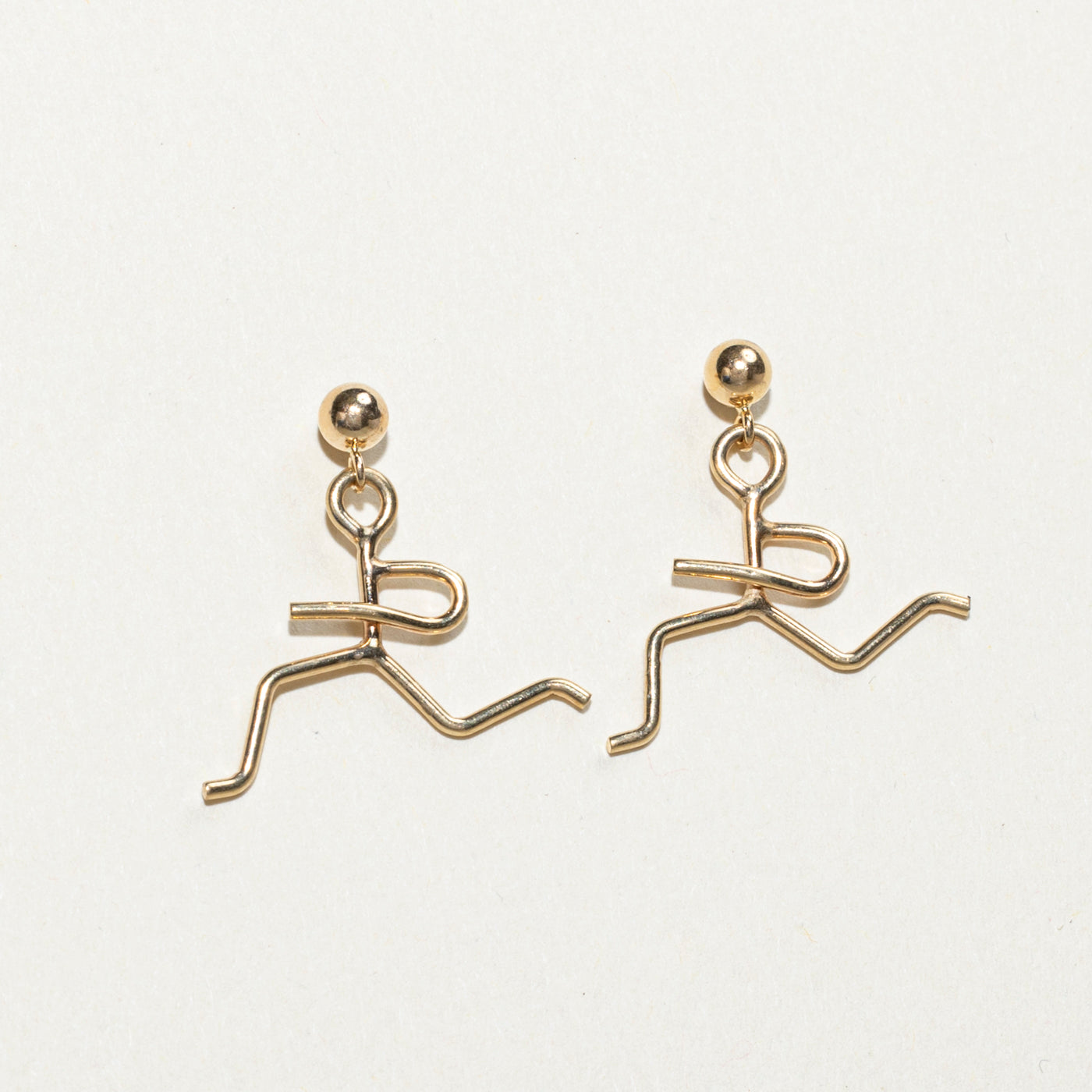 Boucles d'oreilles pendantes représentant une personne courant 10 km