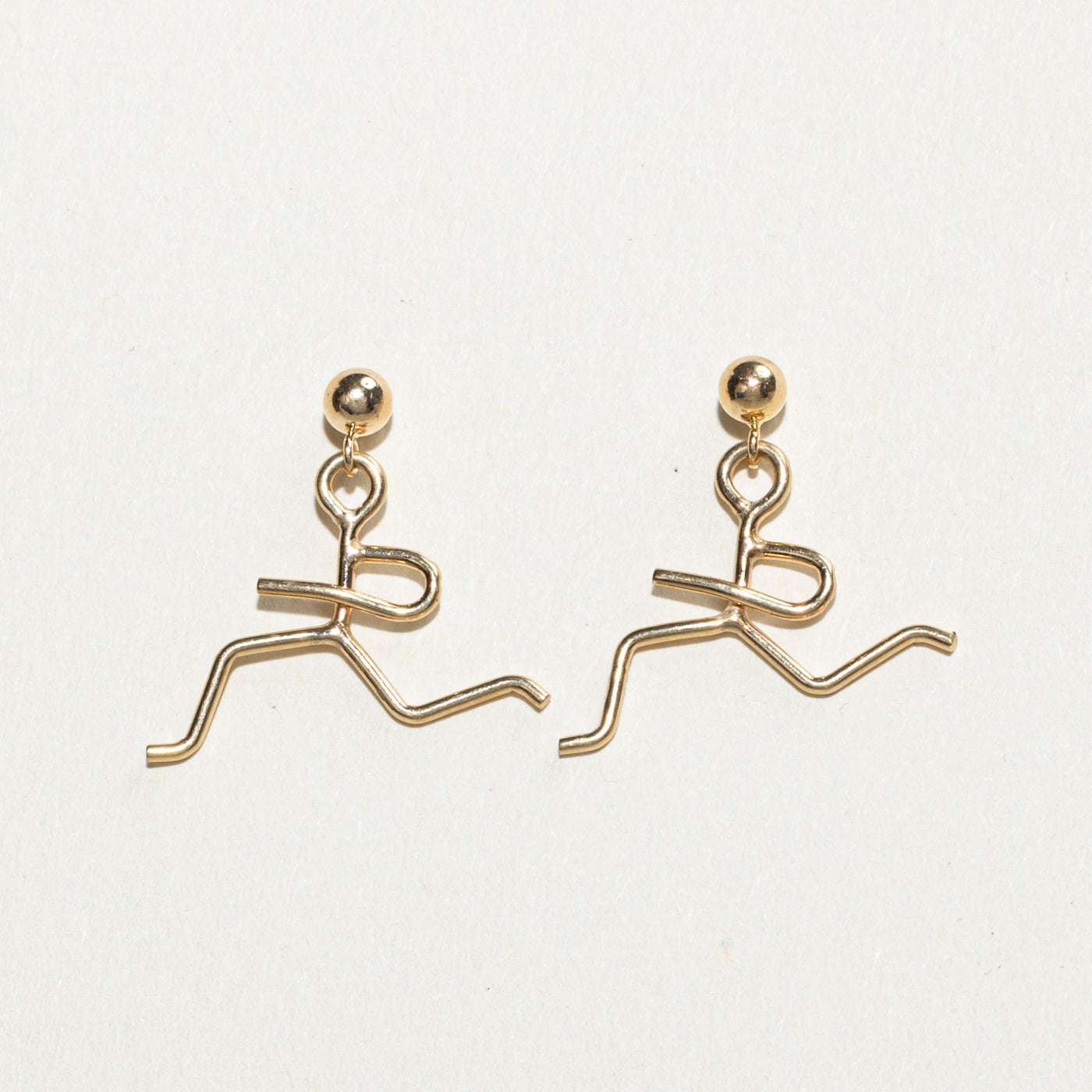 Boucles d'oreilles pendantes représentant une personne courant 10 km