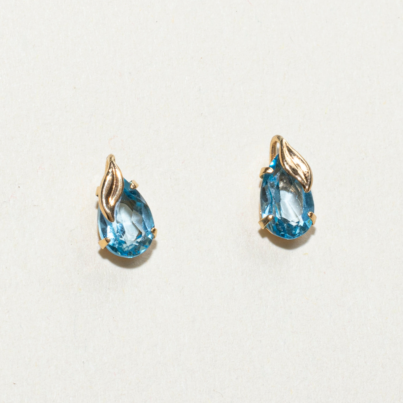 Boucles d'oreilles puces en topaze taille poire 10 carats