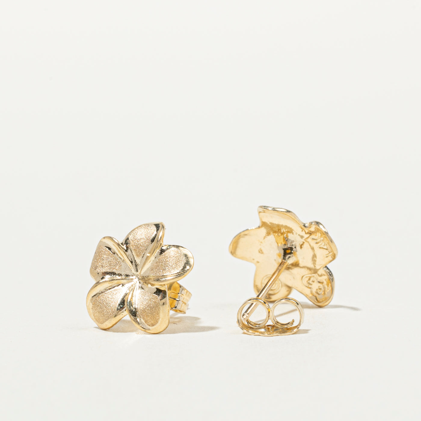 Boucles d'oreilles puces en or 14 carats en forme de fleur de frangipanier