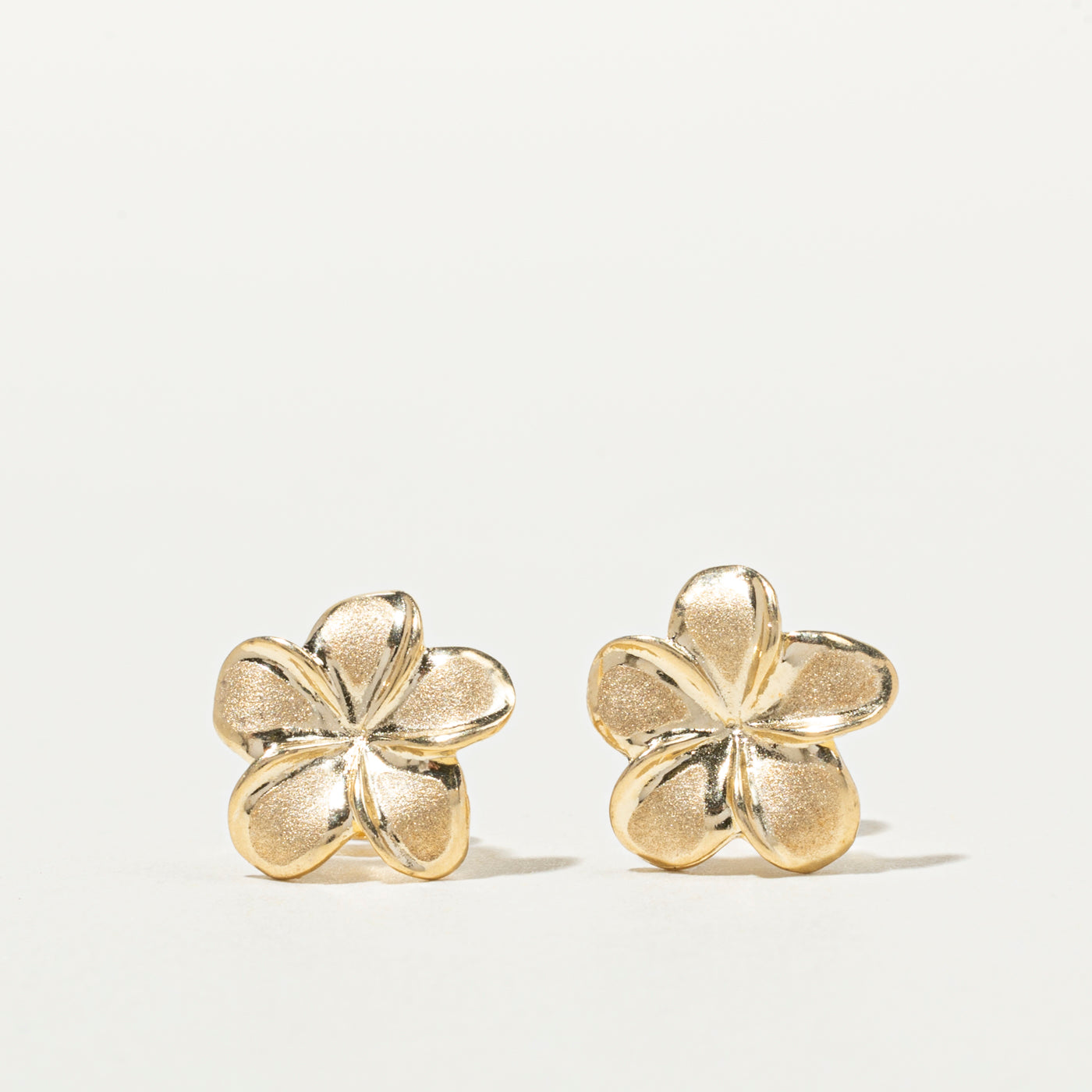 Boucles d'oreilles puces en or 14 carats en forme de fleur de frangipanier
