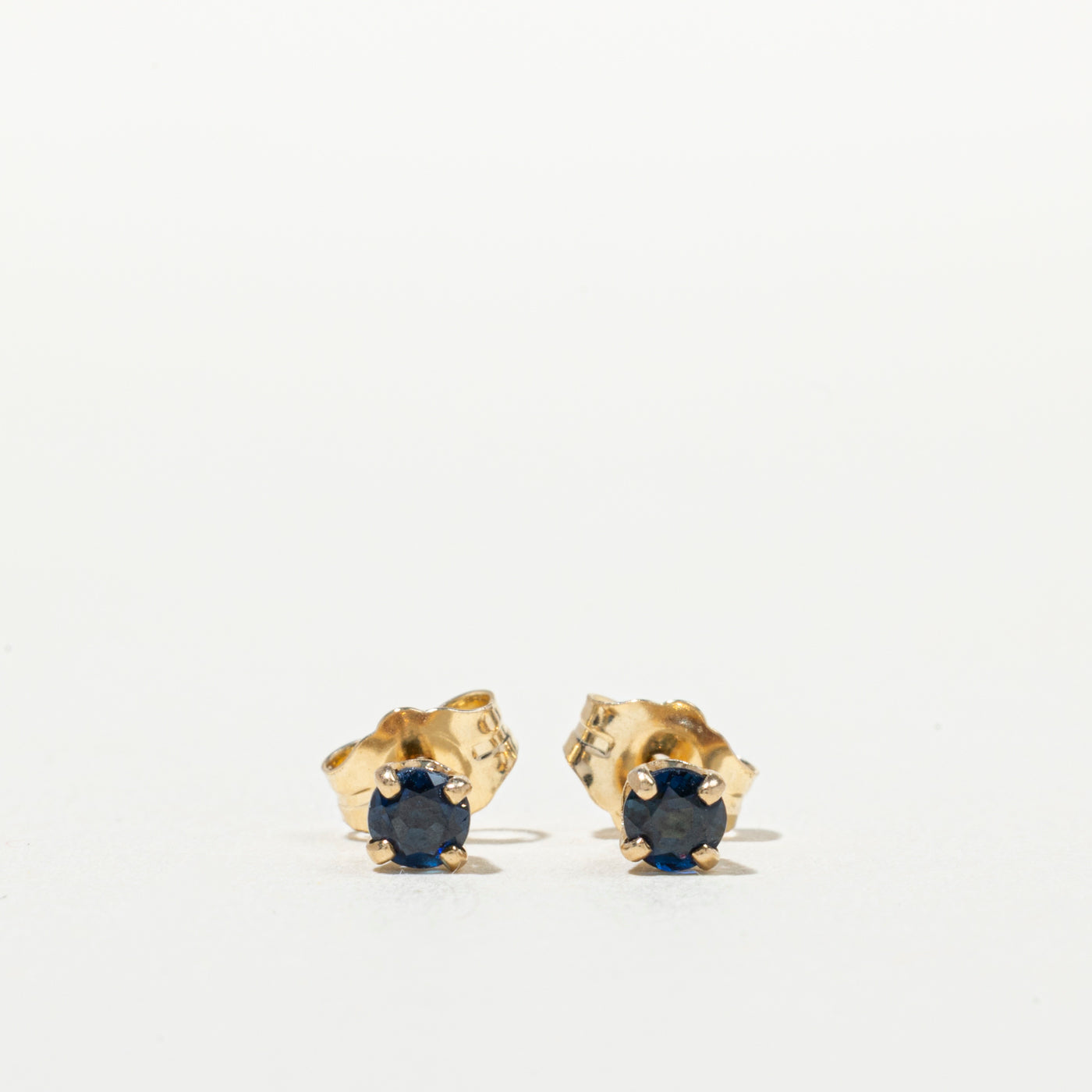 Boucles d'oreilles puces en or 14 carats avec saphir taille ronde