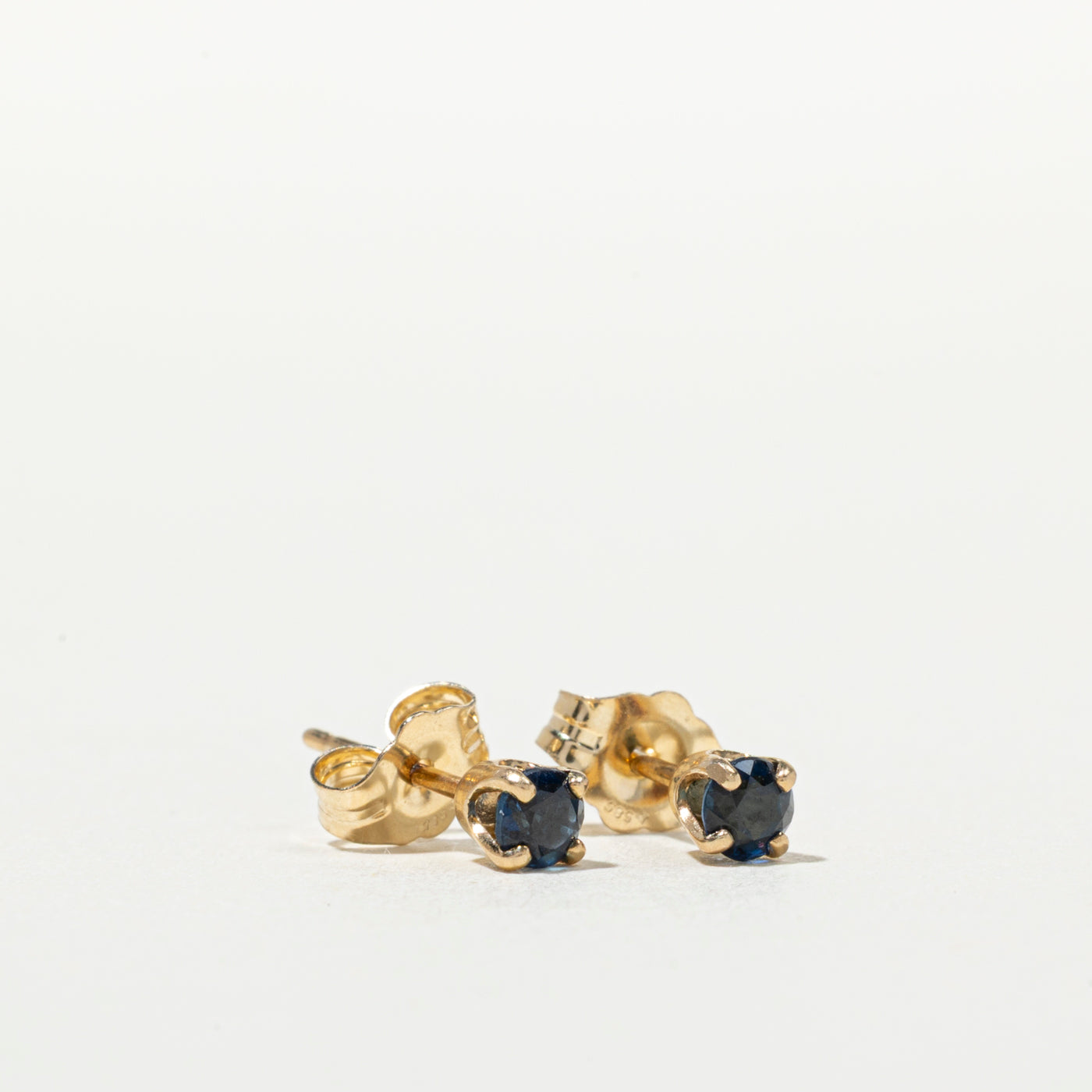 Boucles d'oreilles puces en or 14 carats avec saphir taille ronde