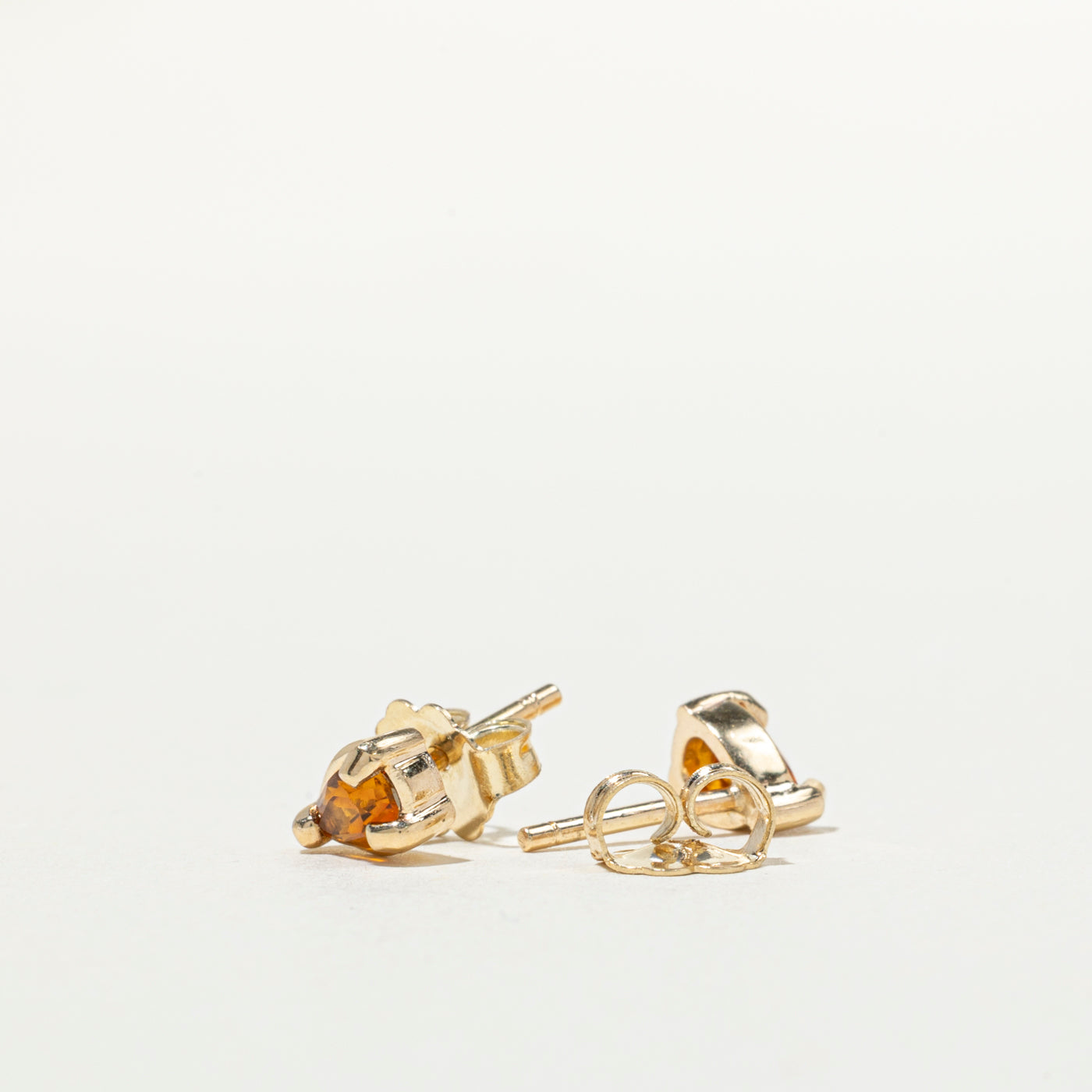 Boucles d'oreilles puces en citrine taille poire 14 carats
