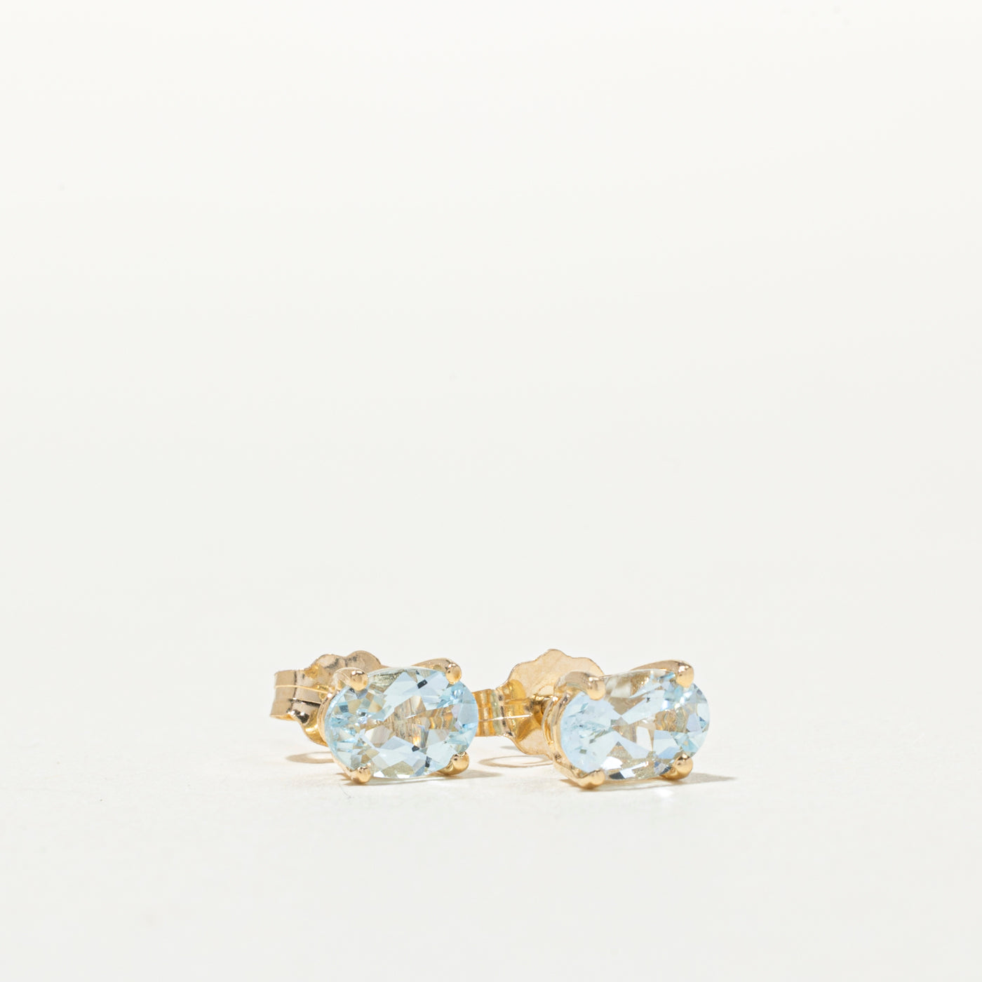 Boucles d'oreilles puces en or 14 carats avec aigue-marine taille ovale