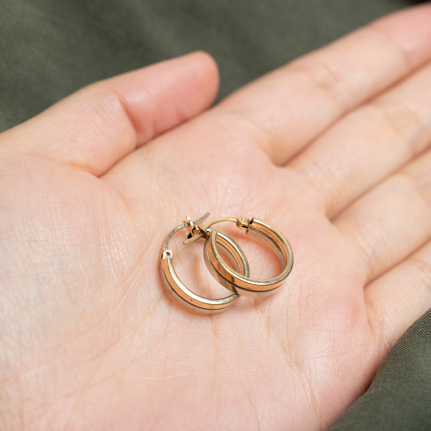 Boucles d'oreilles créoles bicolores en or 10 carats