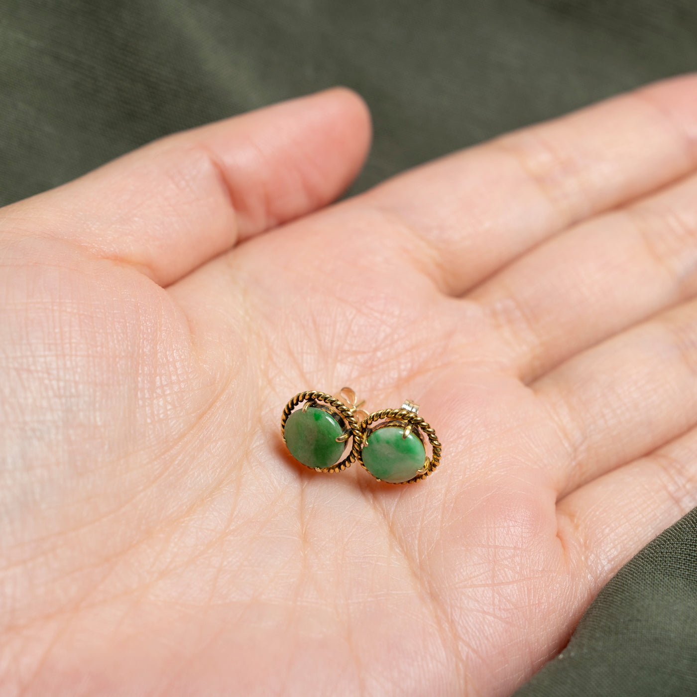 Boucles d'oreilles puces en jadéite cabochon ronde 10 carats