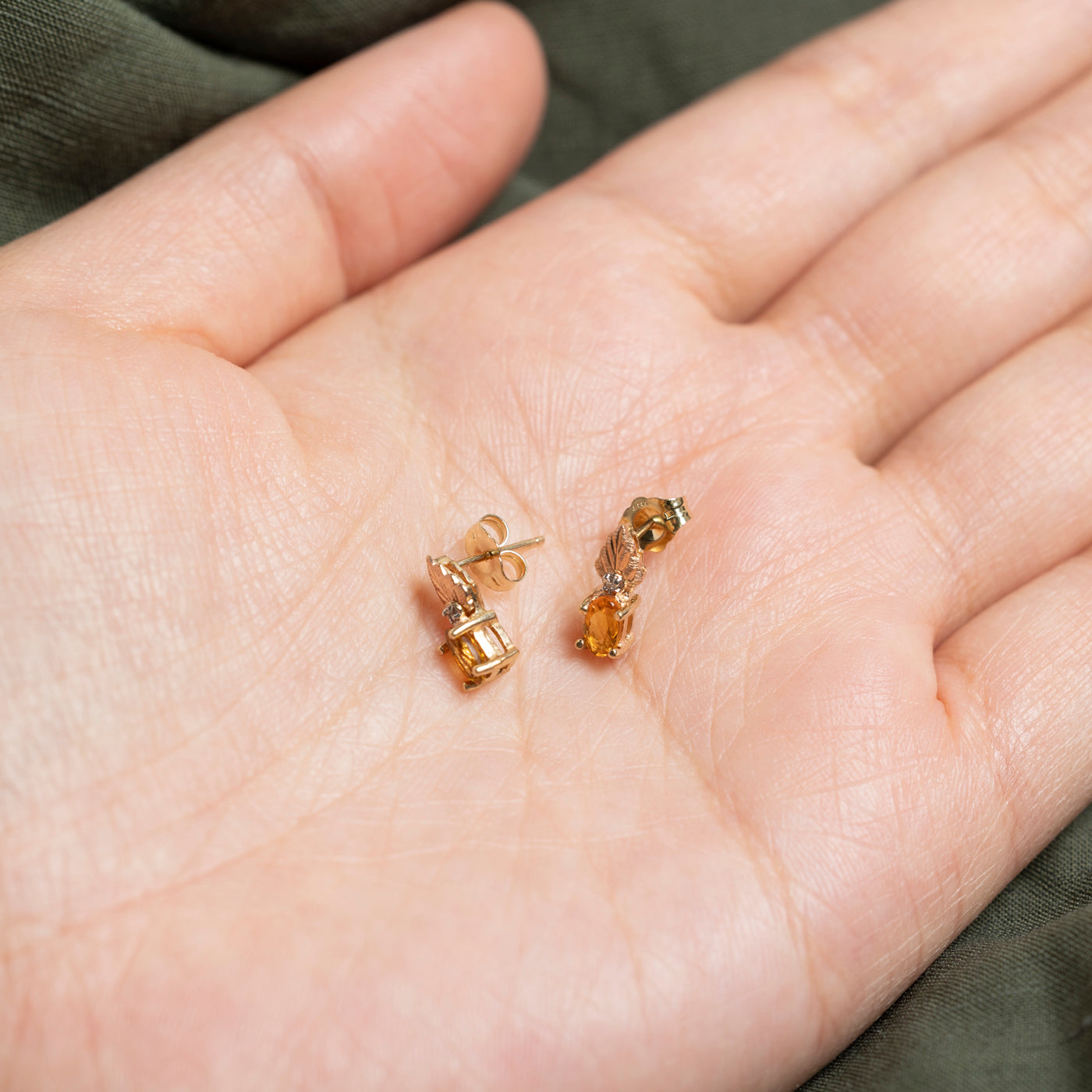 Boucles d'oreilles puces texturées en citrine et diamants 10 carats