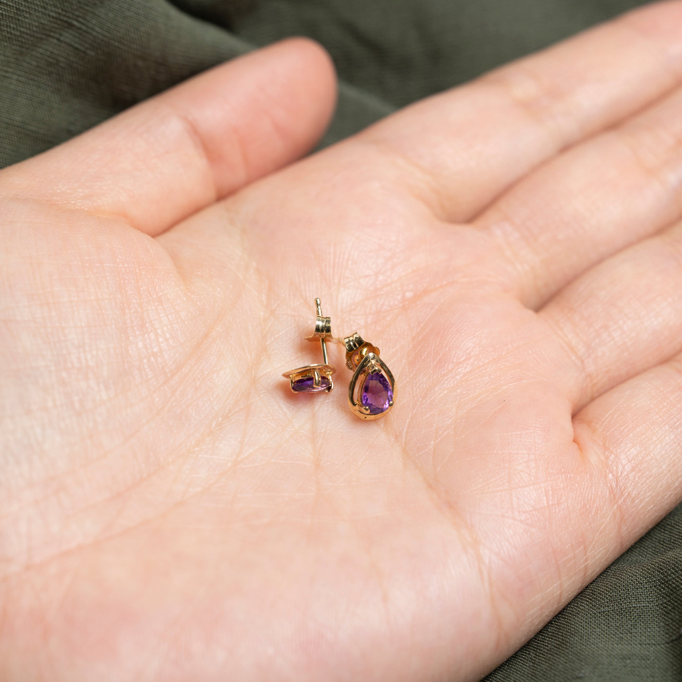 Boucles d'oreilles puces en or 10 carats et améthyste taille perle