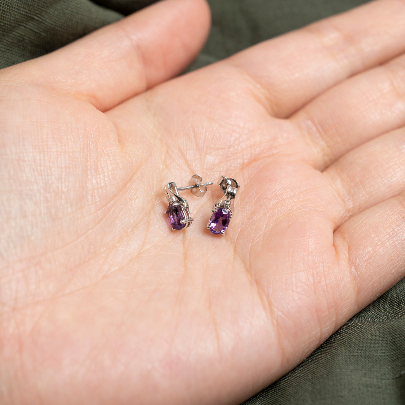 Boucles d'oreilles puces en or 10 carats, améthyste et diamants