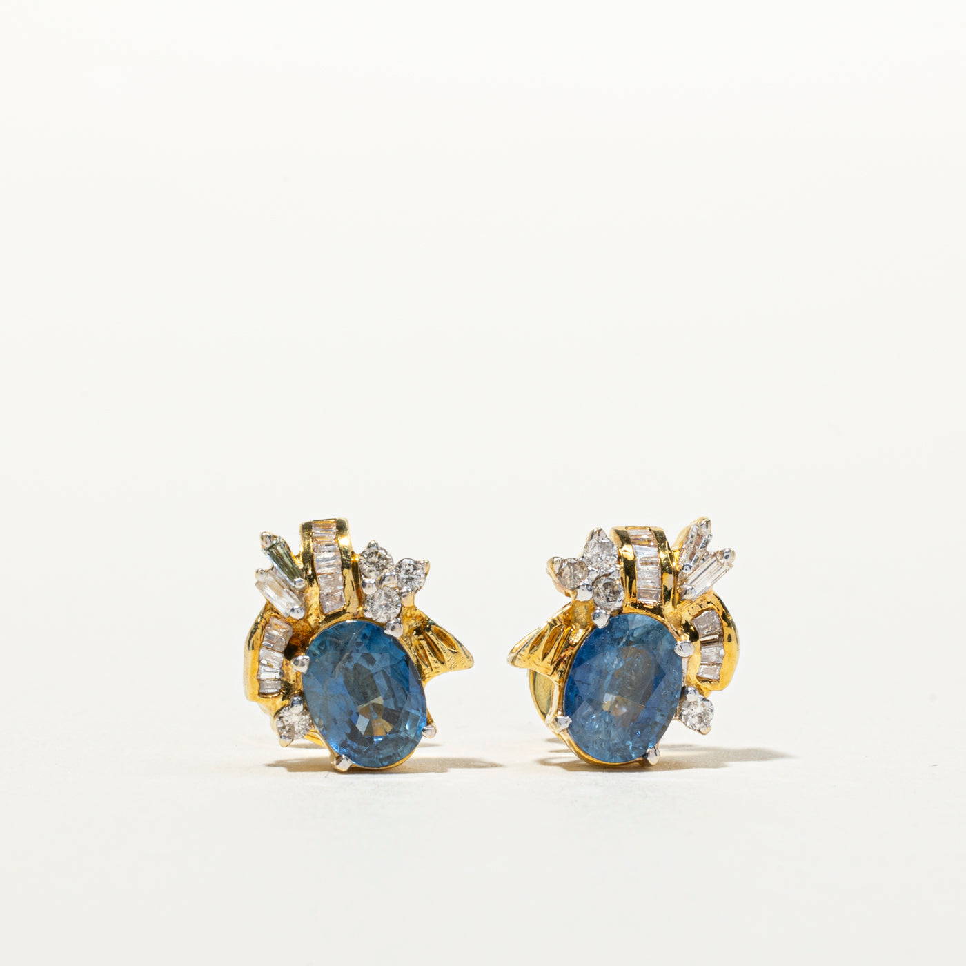 Boucles d'oreilles puces en saphir et diamants | 4,17 ct, 0,18 ct, 0,30 ct |