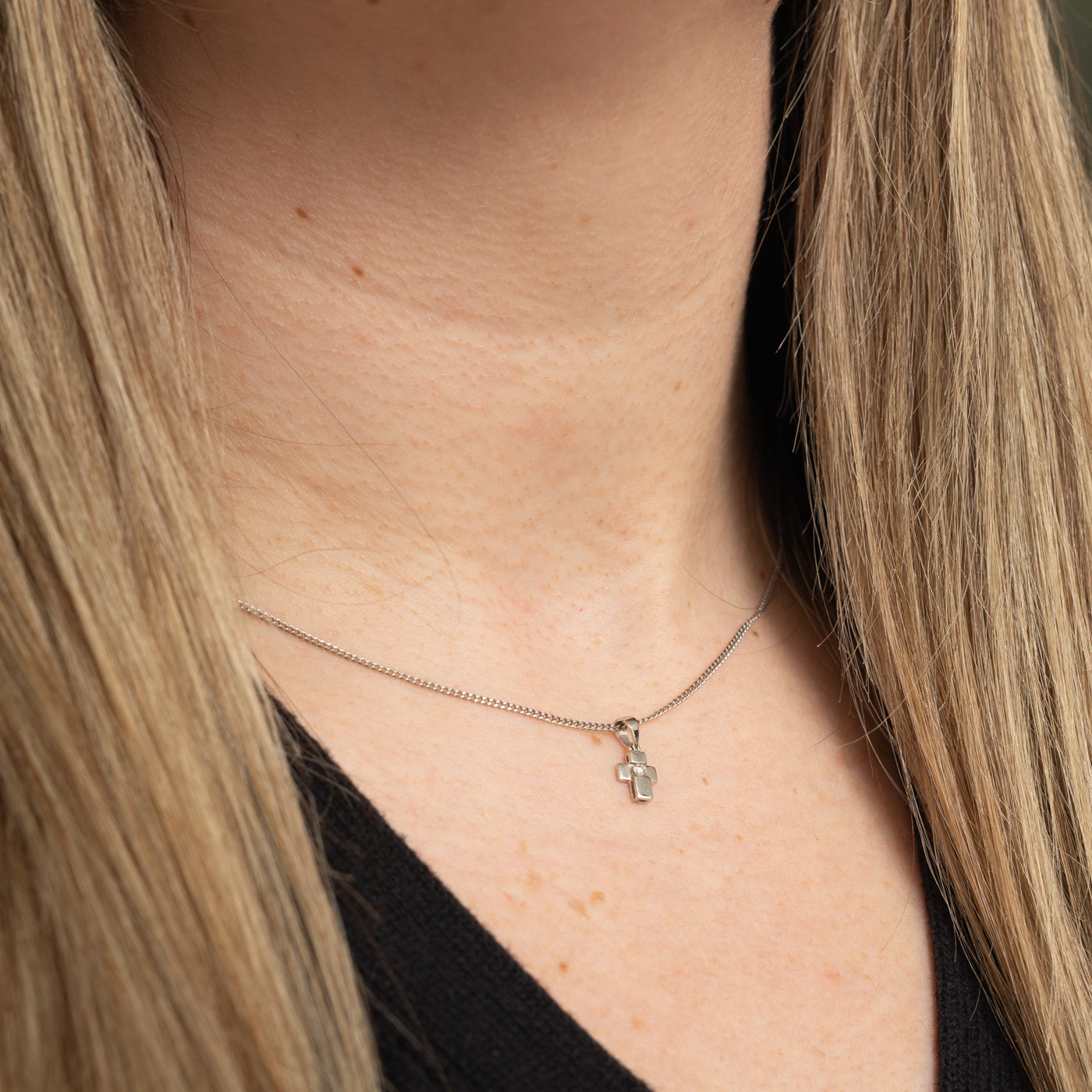 18k White Gold Diamond Cross Pendant
