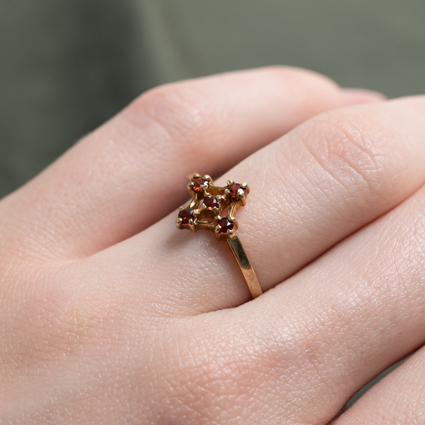 Bague en grenat 9K sertie d'un motif en croix, Londres 1981 | 0,10 ct | Taille 6,5