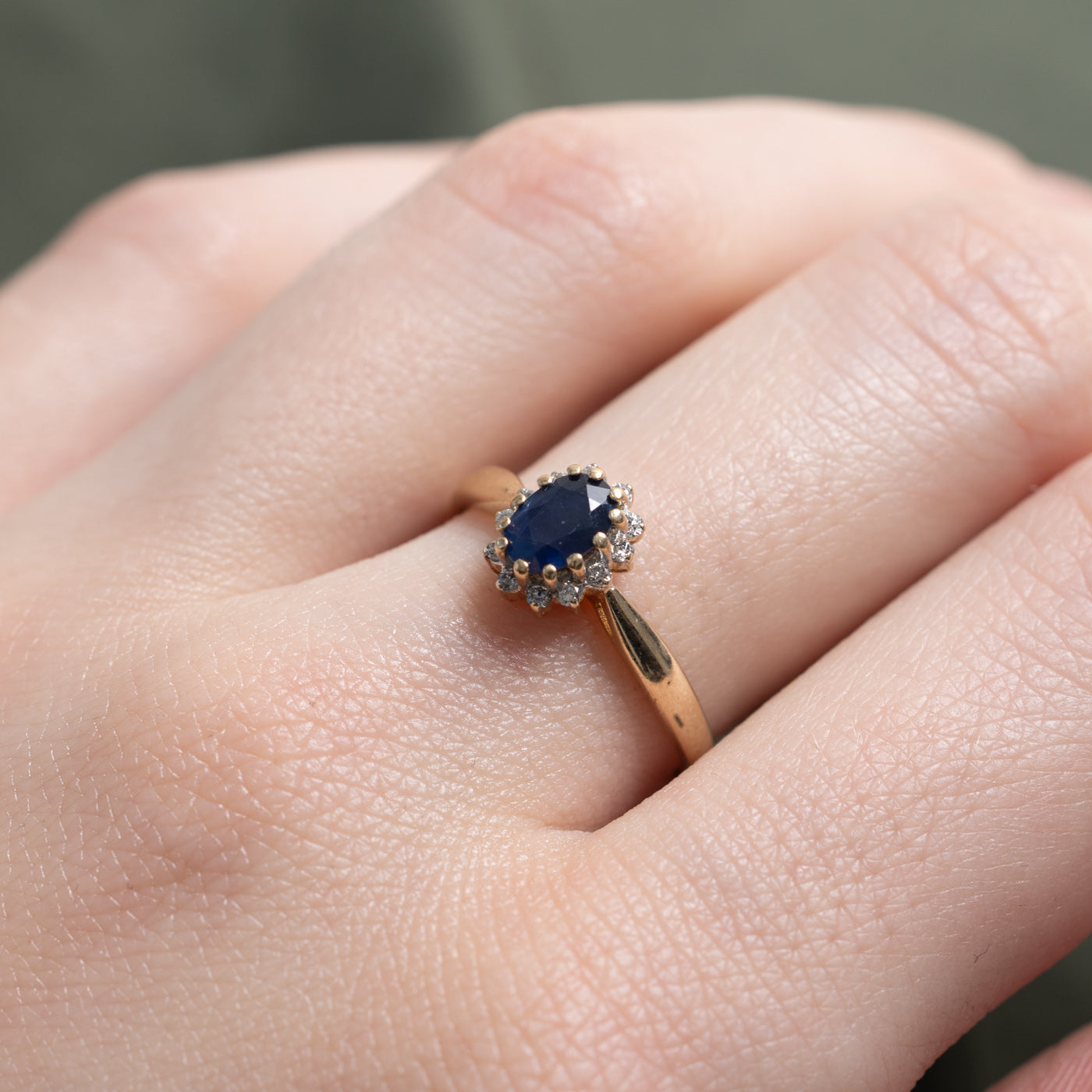 Bague Sheffield 2000 en or 18 carats sertie d'un halo de saphirs et de diamants | 0,42 ct, 0,10 ct au total | Taille 7