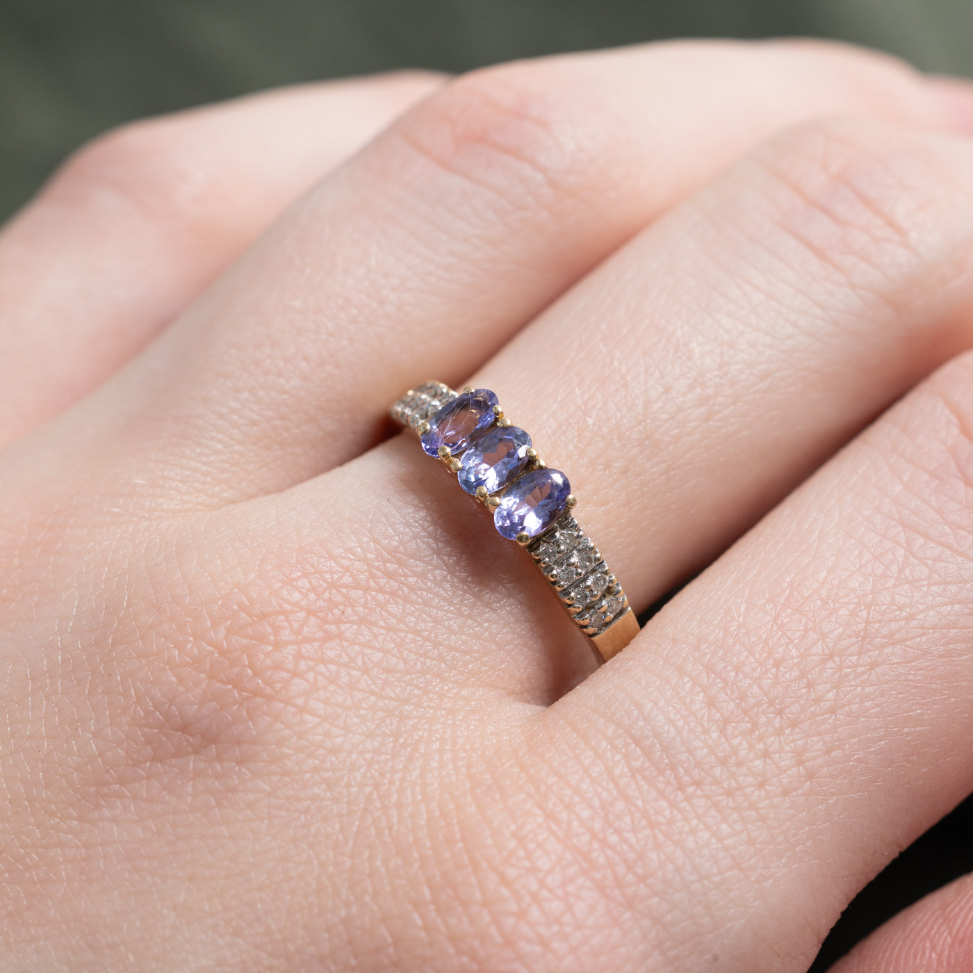 Bague Birmingham trois pierres en tanzanite et diamants | 0,63 ct, 0,16 ct | Taille 8,25