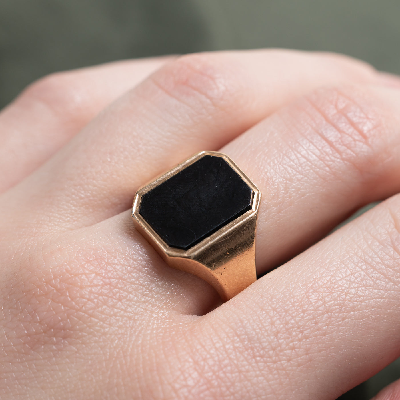 Bague chevalière en onyx cabochon octogonal 9K de Birmingham, 1958 | 2,50 ct | Taille 8,75