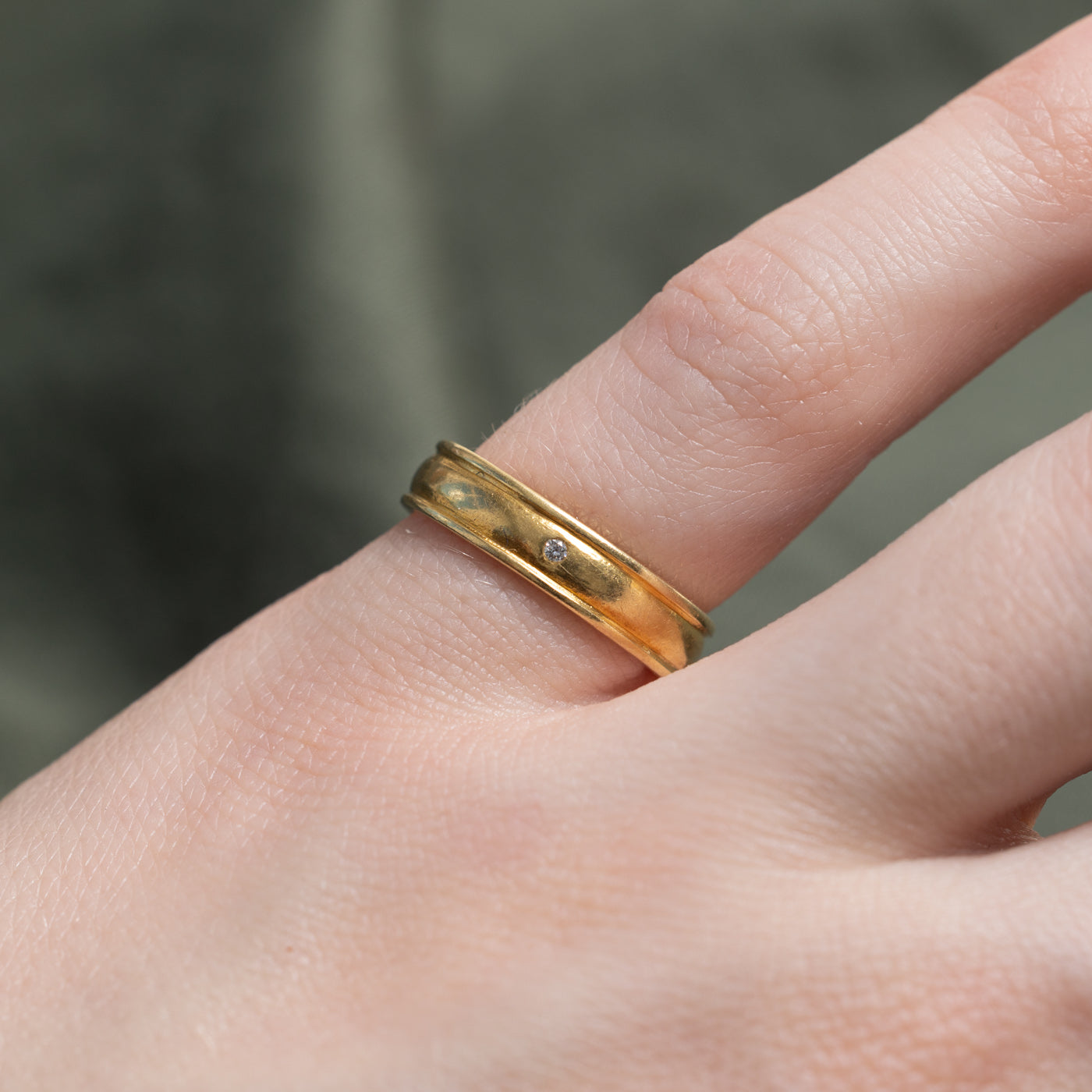 Alliance rainurée en or 18 carats sertie d'un diamant simple | 4,19 mm | Taille 5