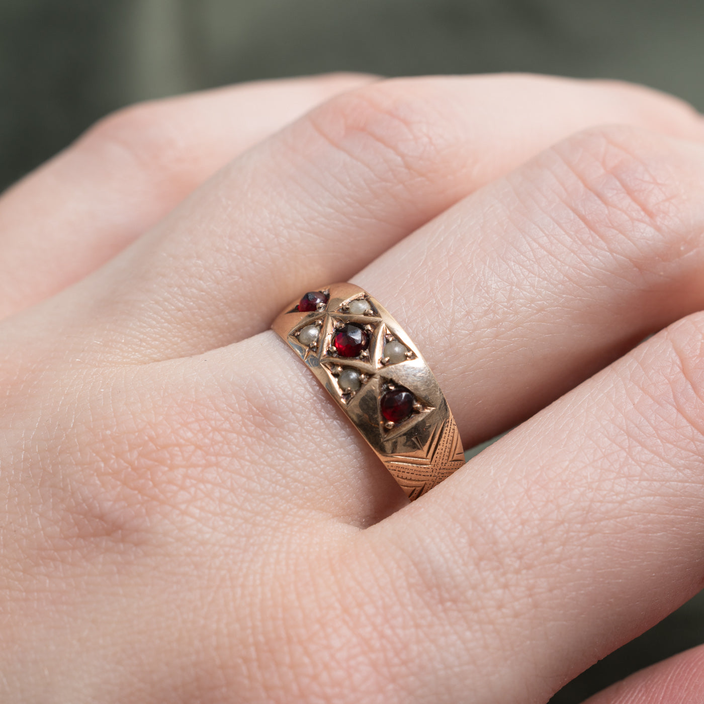 Bague gravée en or 10 carats, sertie d'un grappe de grenats et de perles fines | 0,40 ct | Taille 9,5
