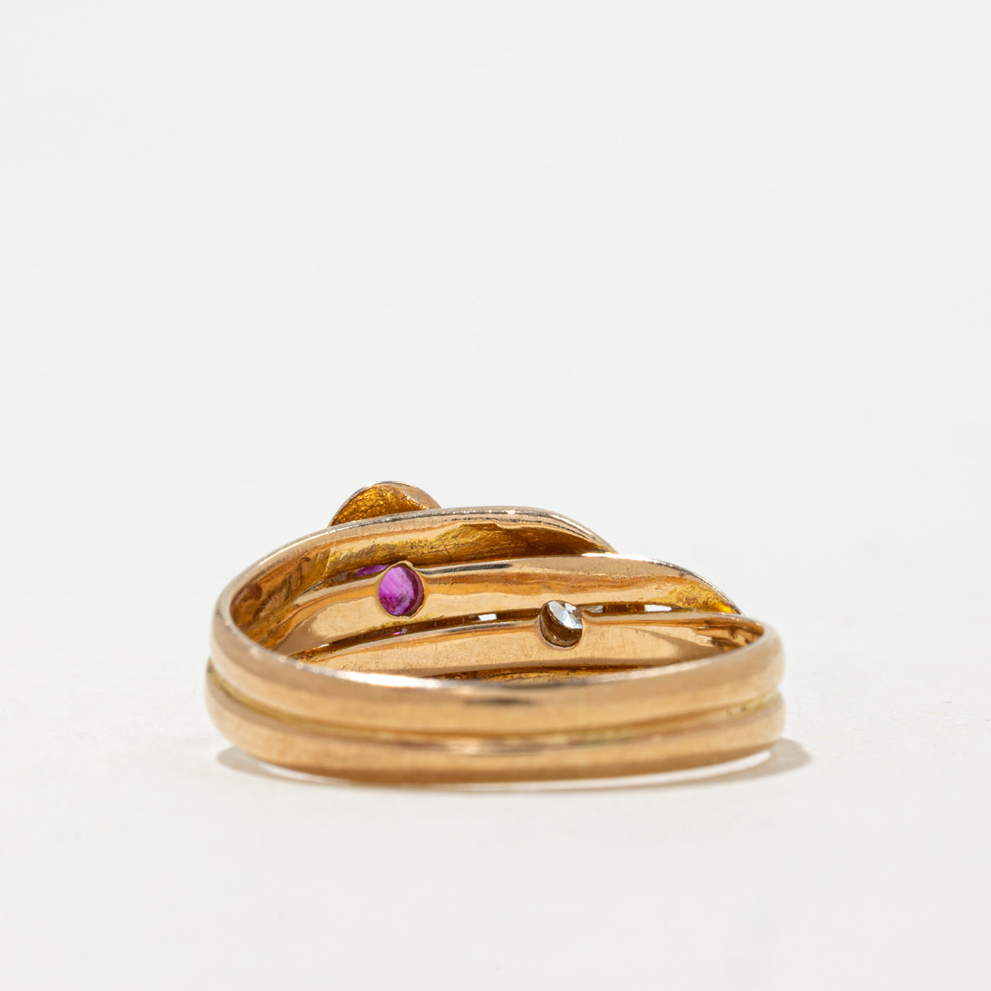 Bague double serpent Sheffield 1911 en or 15 carats, rubis et diamants | 0,04 ct, 0,04 ct | Taille 5,5