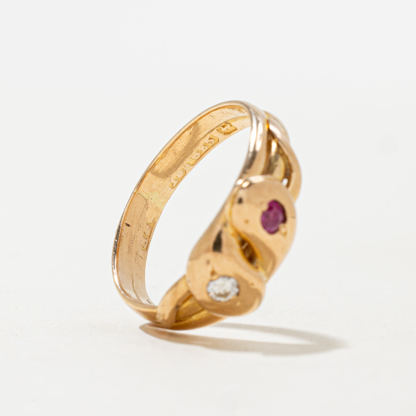 Bague double serpent Sheffield 1911 en or 15 carats, rubis et diamants | 0,04 ct, 0,04 ct | Taille 5,5