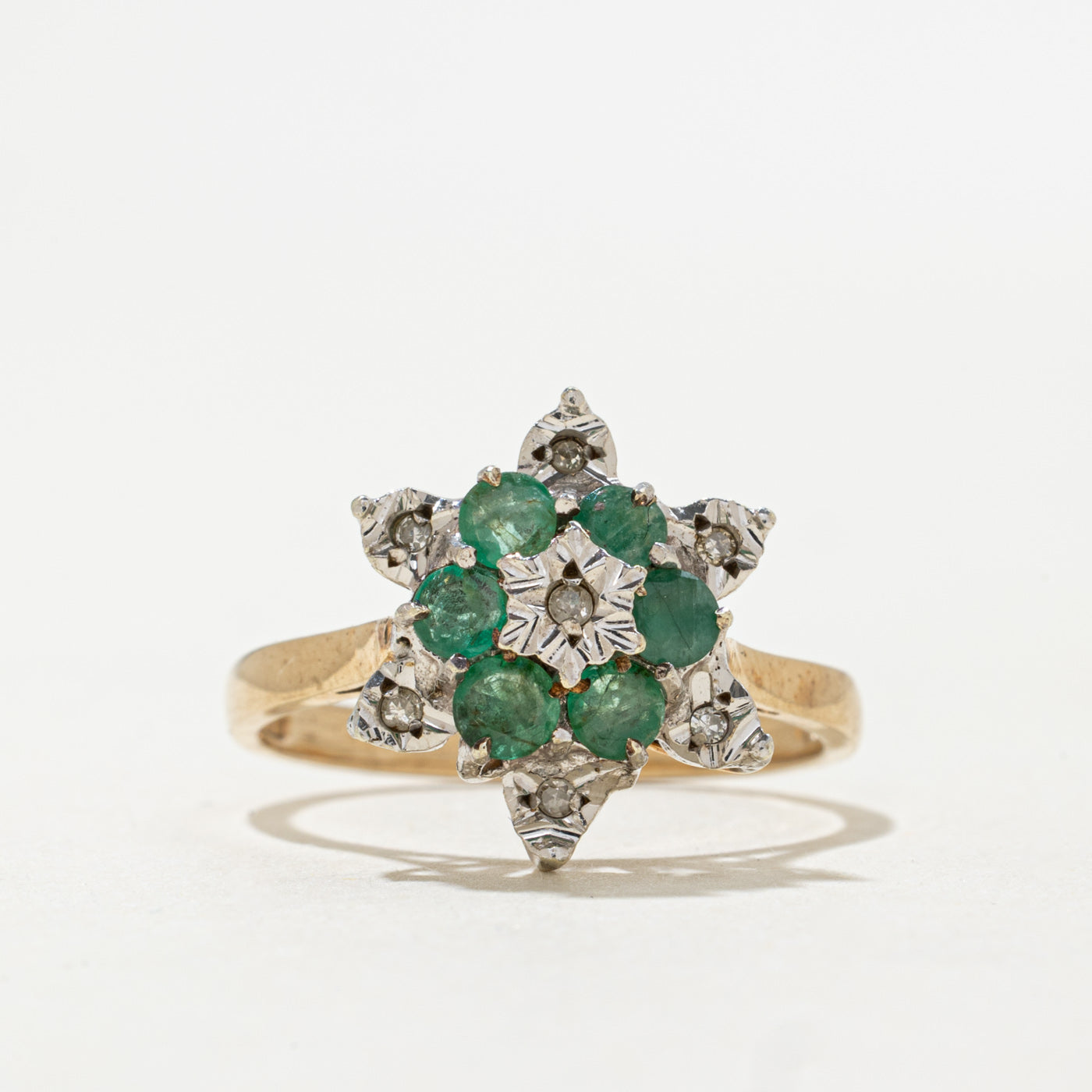 Bague Londres 1978 en or 9 carats, ornée d'émeraudes et de diamants, motif floral | 0,50 ct au total, 0,04 ct au total | Taille 7,25