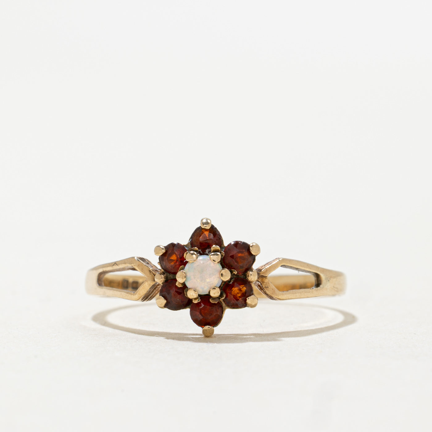 Bague Birmingham 9K de 1984, sertie de rubis et d'opales, motif floral | 0,33 ct | Taille 7
