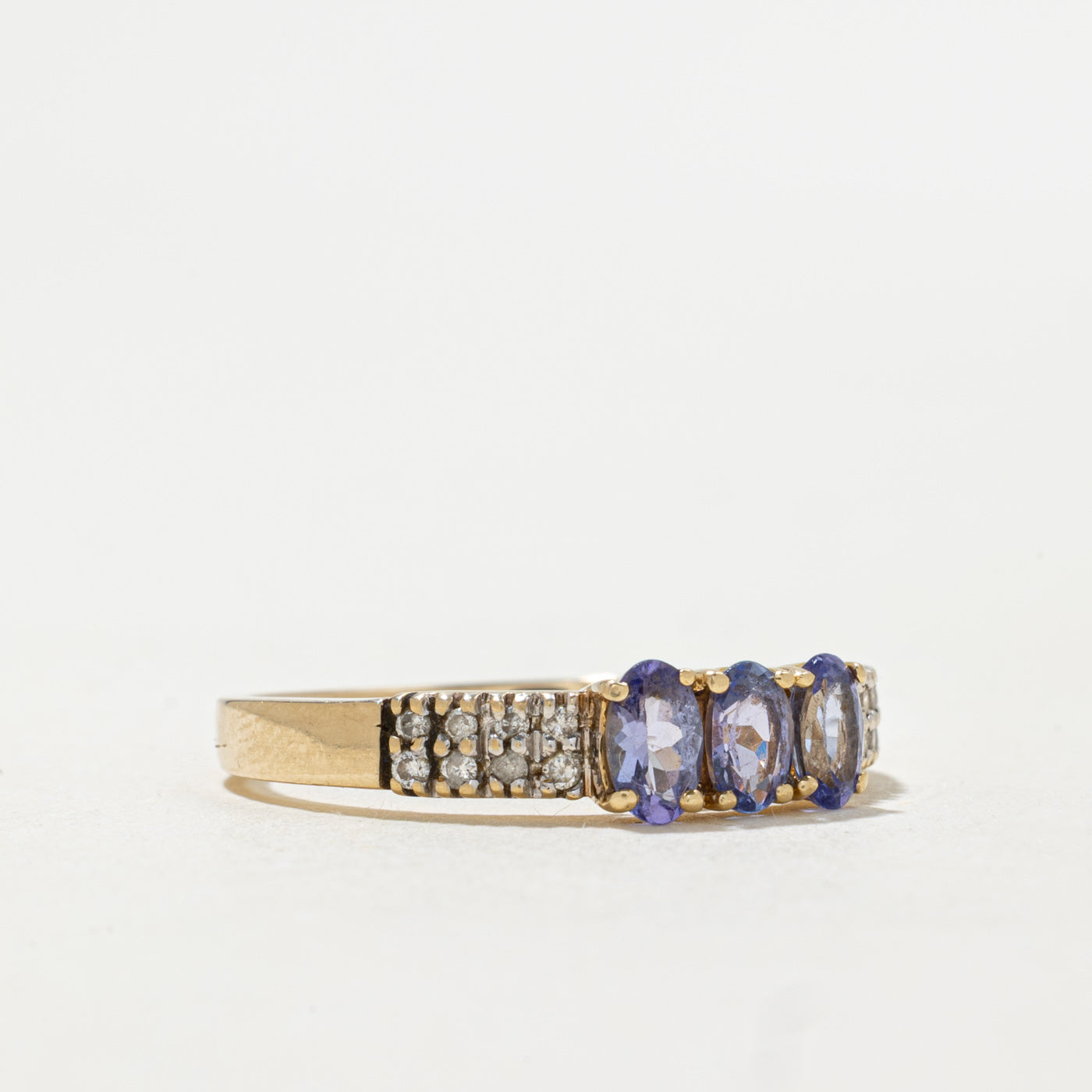Bague Birmingham trois pierres en tanzanite et diamants | 0,63 ct, 0,16 ct | Taille 8,25