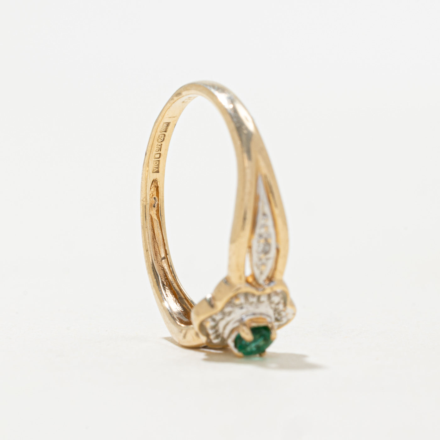 Bague florale en or 9 carats, émeraude et diamants, Londres | 0,1 ct, 0,01 ct au total | Taille 5,75