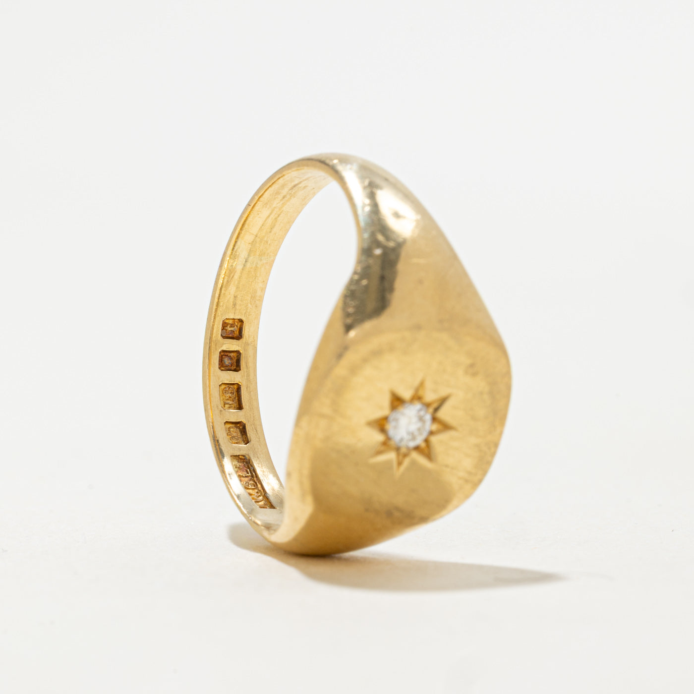 Bague chevalière en or 18 carats sertie de diamants en étoile, Londres, 1934 | 0,05 ct | Taille 7,75